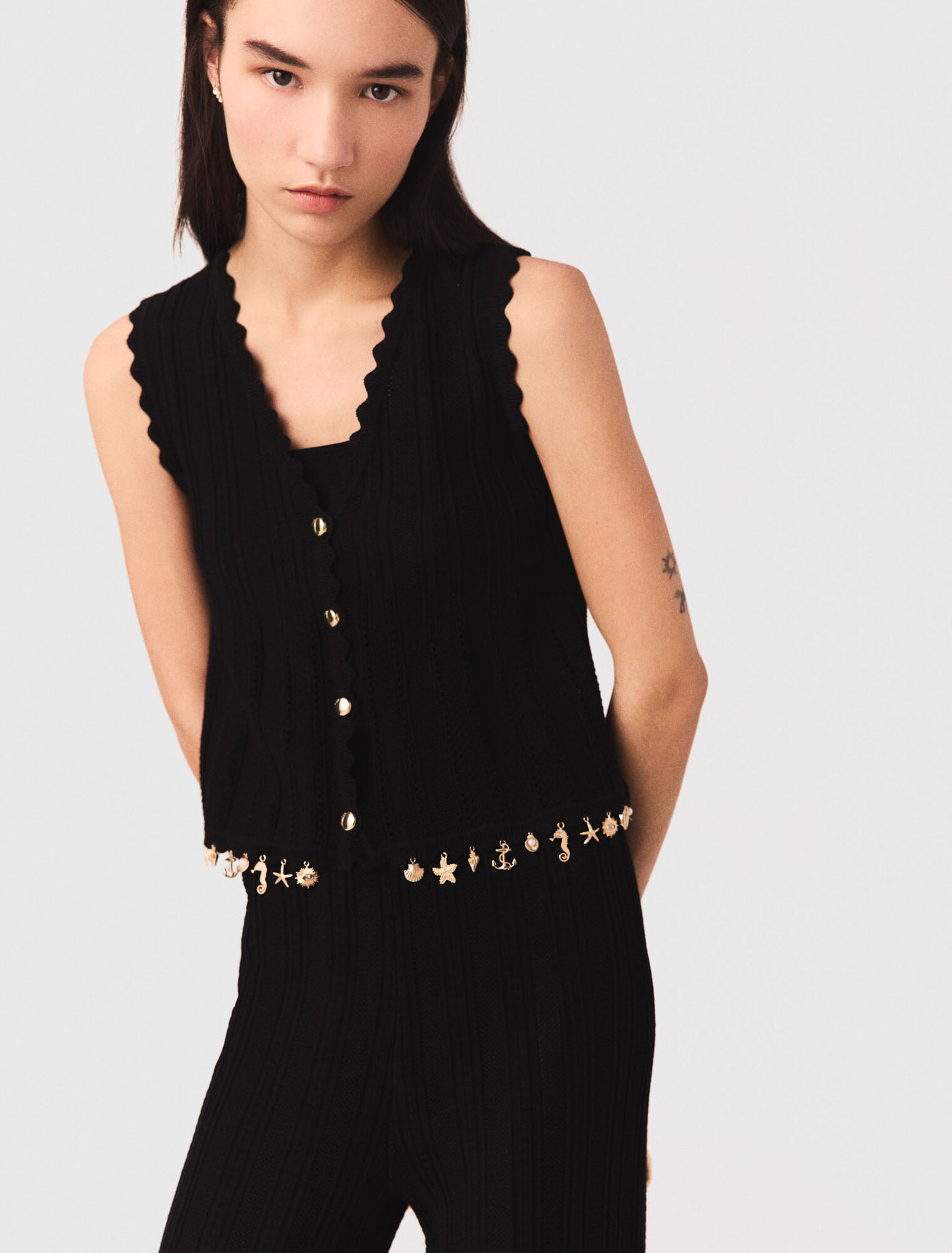 Gilet in maglia con bijoux dorati