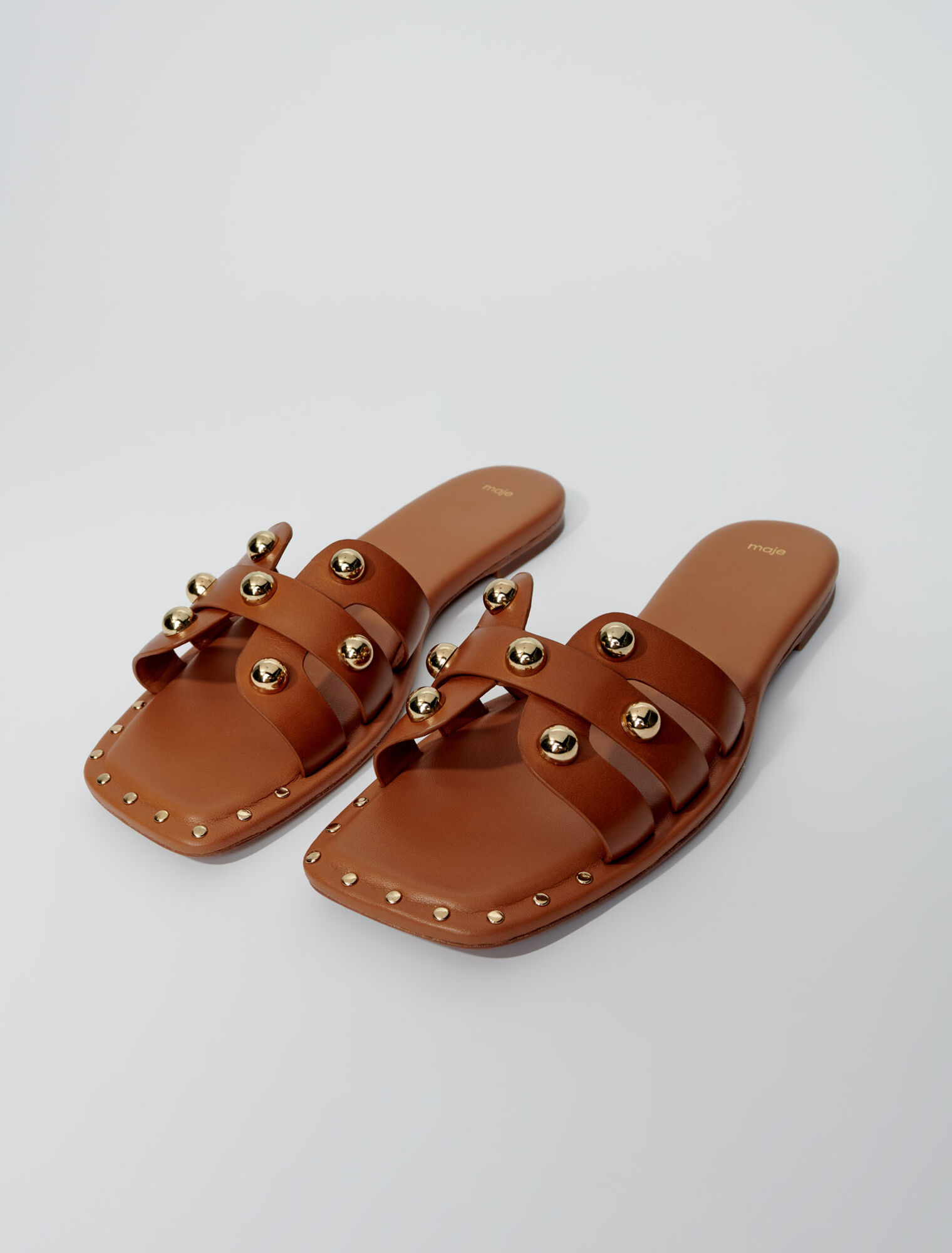 Mules in pelle borchiate
