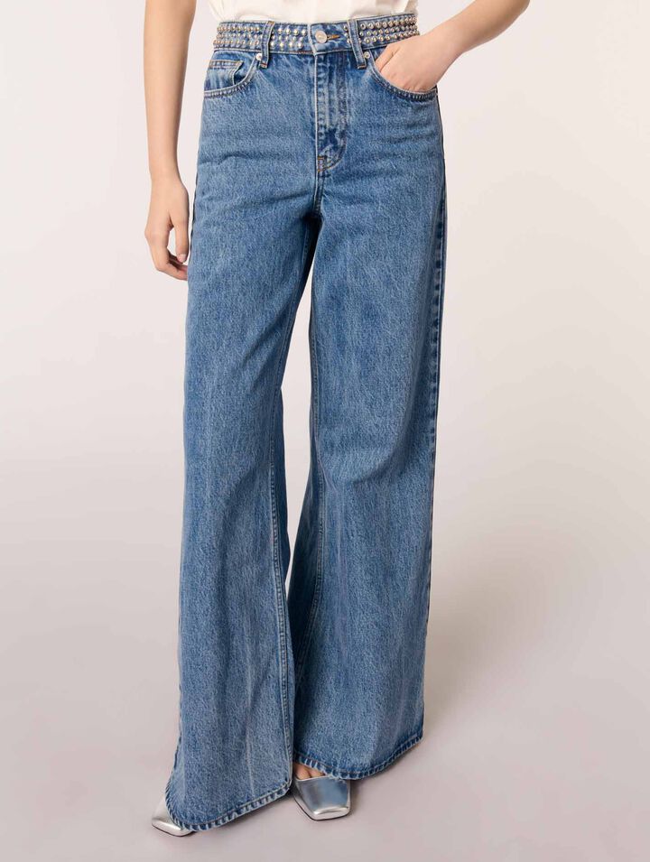 Jeans flare con vita borchiata