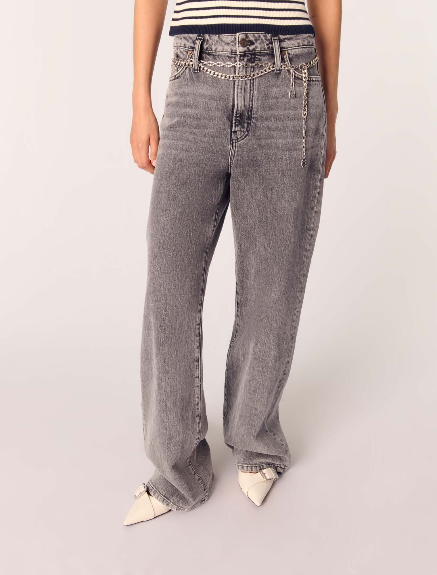 Jeans larghi e cintura a maglie