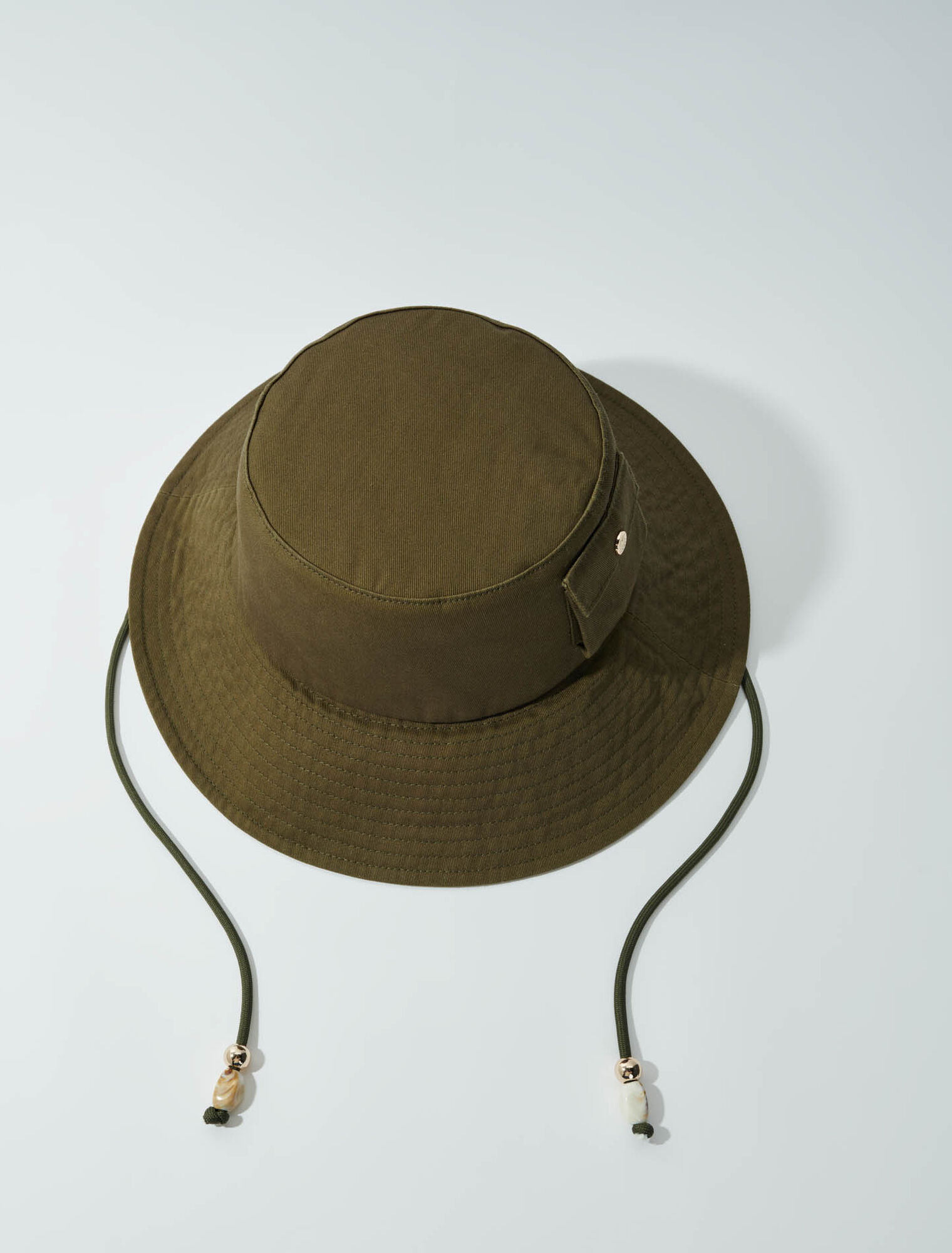 Bucket hat con laccetto e perline
