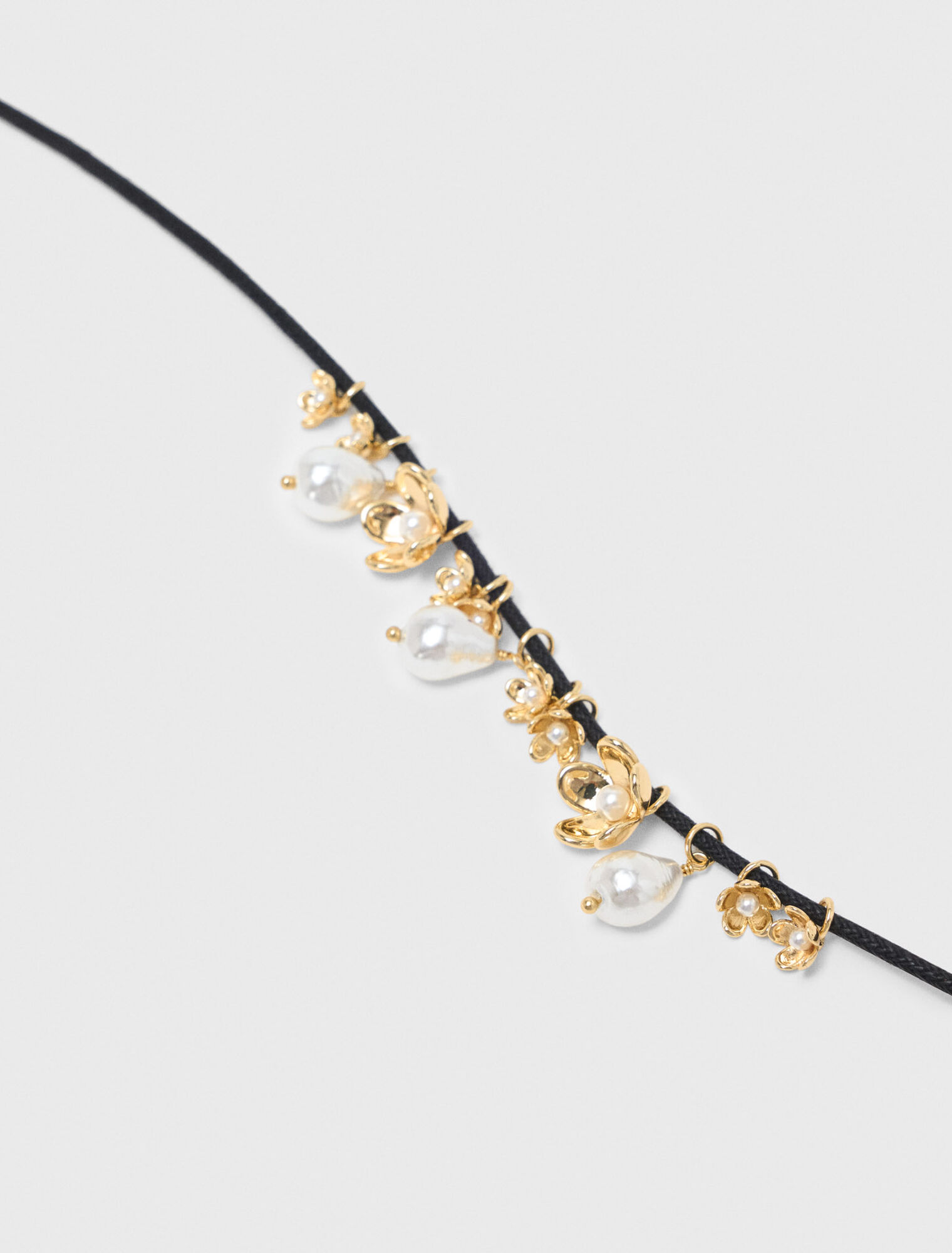 Collana cordino dettagli floreali