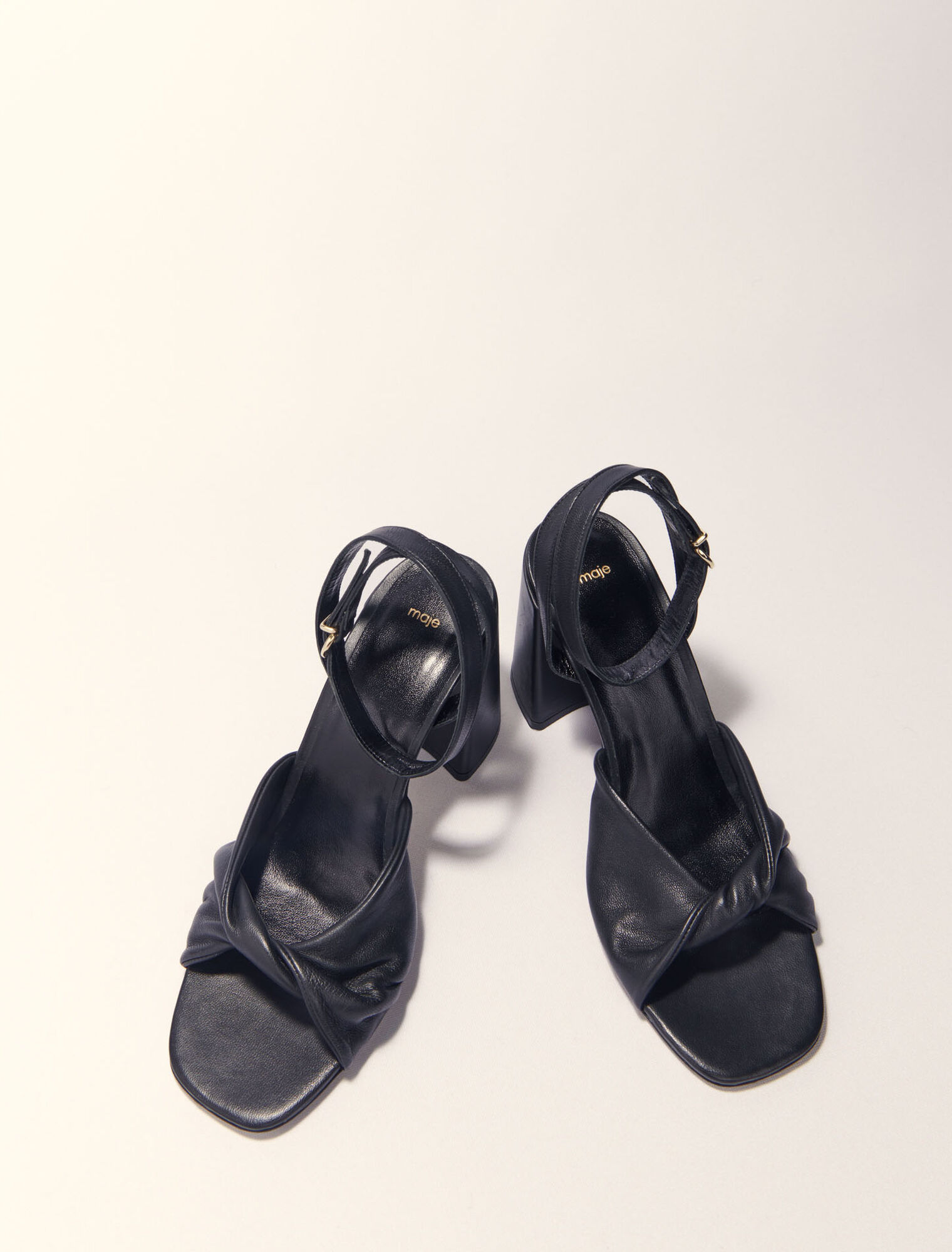 Sandali in pelle liscia con tacco
