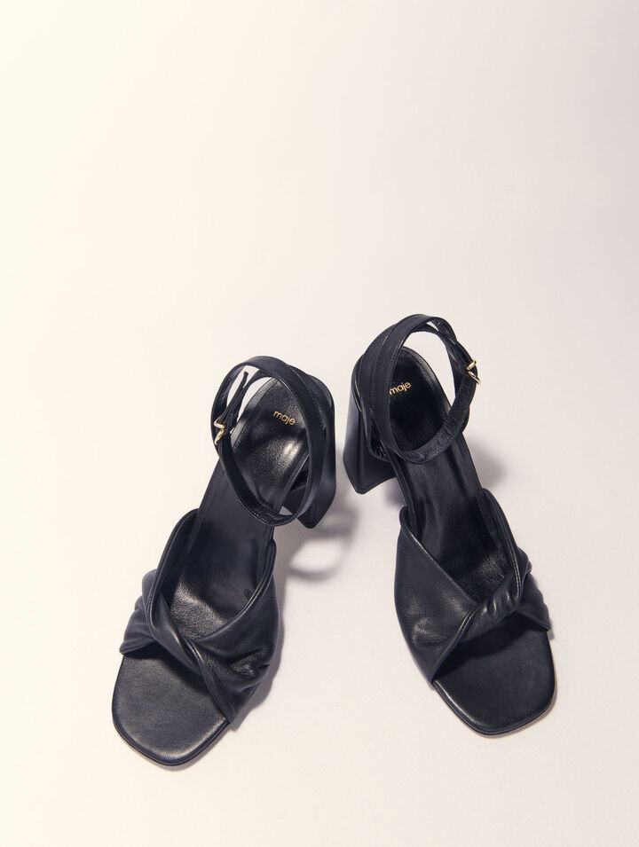 Sandali in pelle liscia con tacco