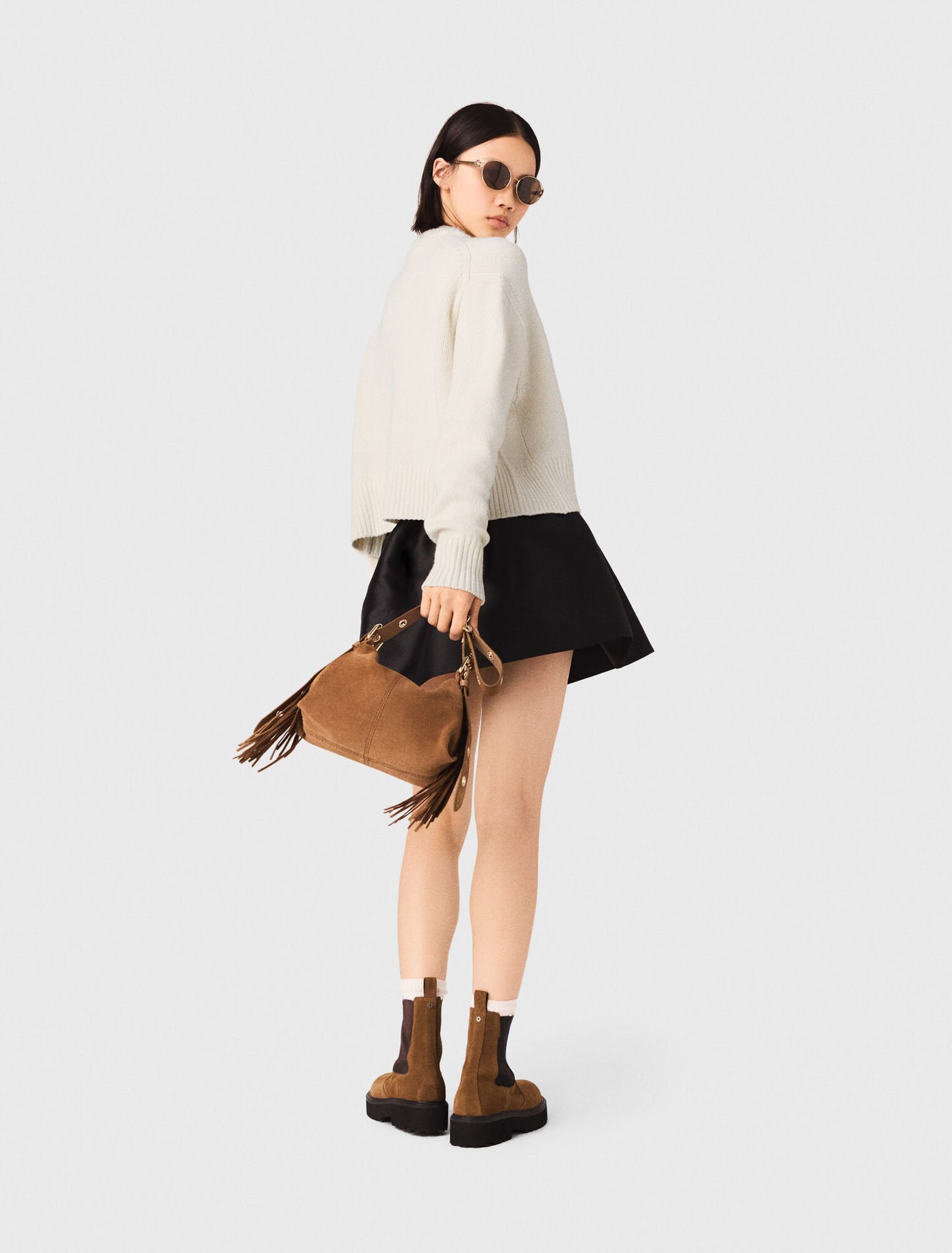 Pullover con spilla floreale