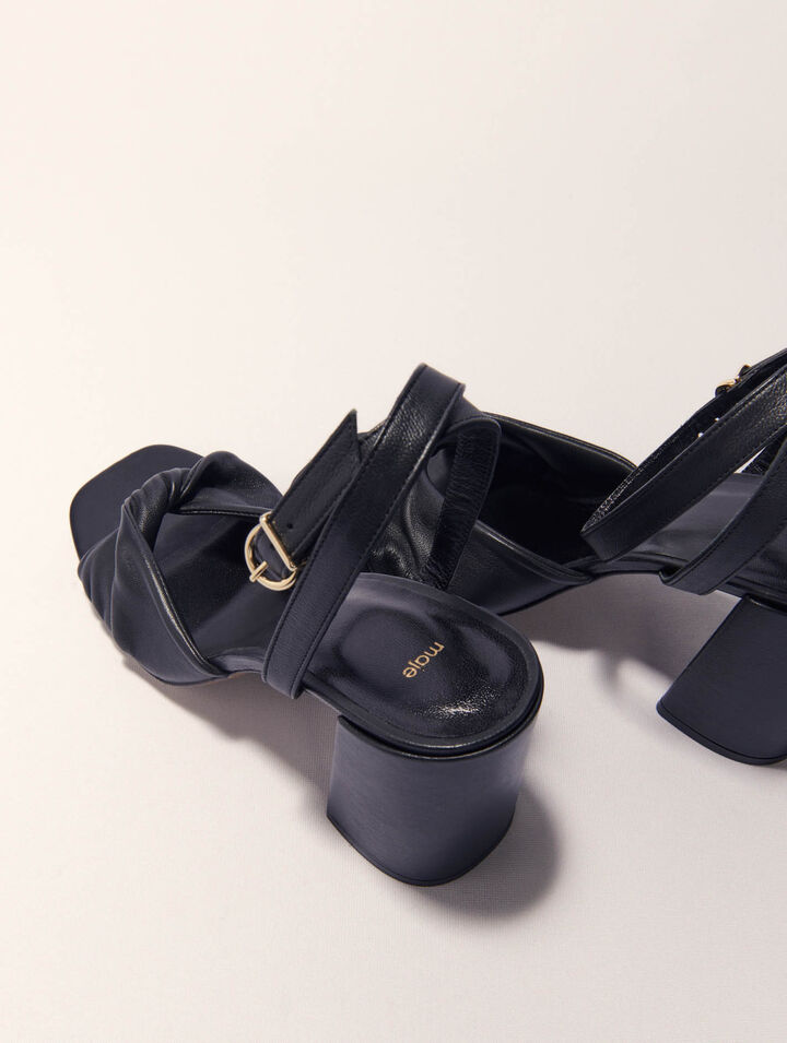 Sandali in pelle liscia con tacco