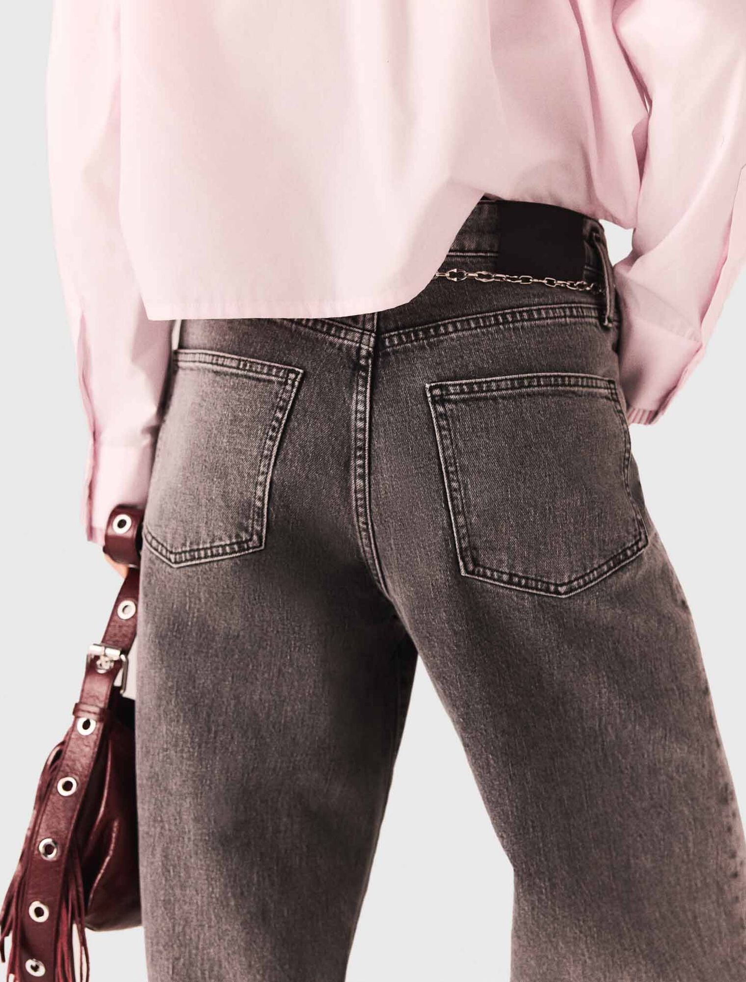 Jeans larghi e cintura a maglie