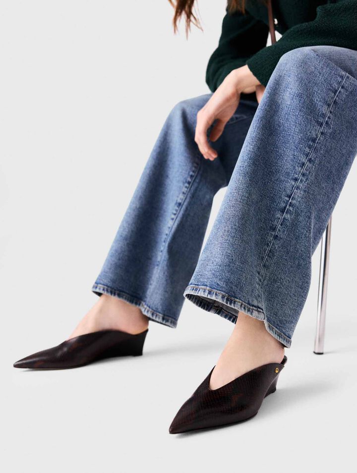 Mules con zeppa in pelle goffrata