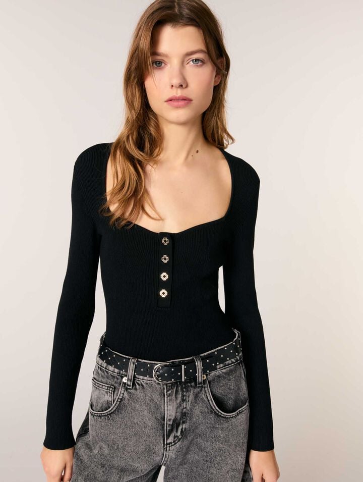 Pullover scollato in maglia a coste