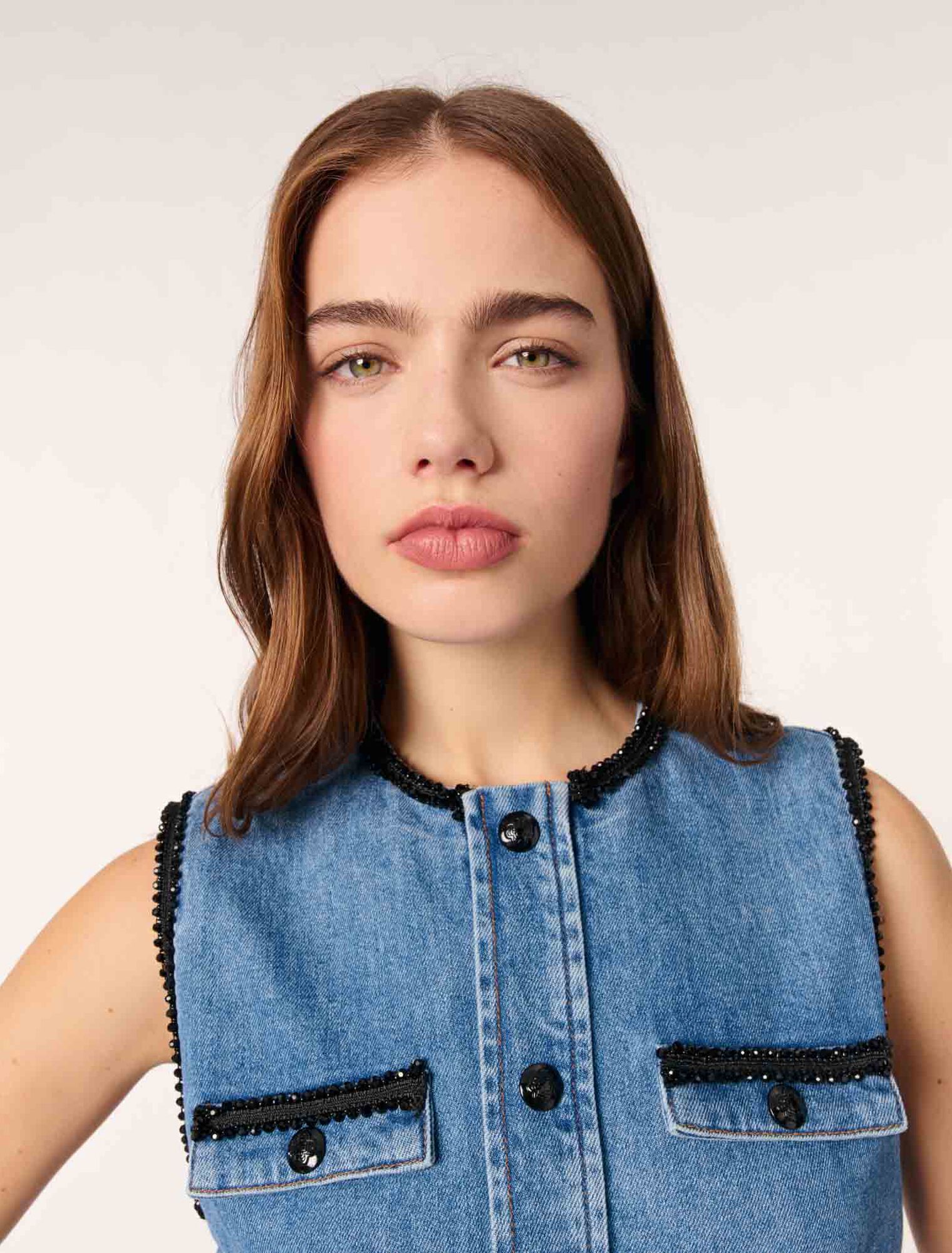 Abito denim e passamanerie ricamate