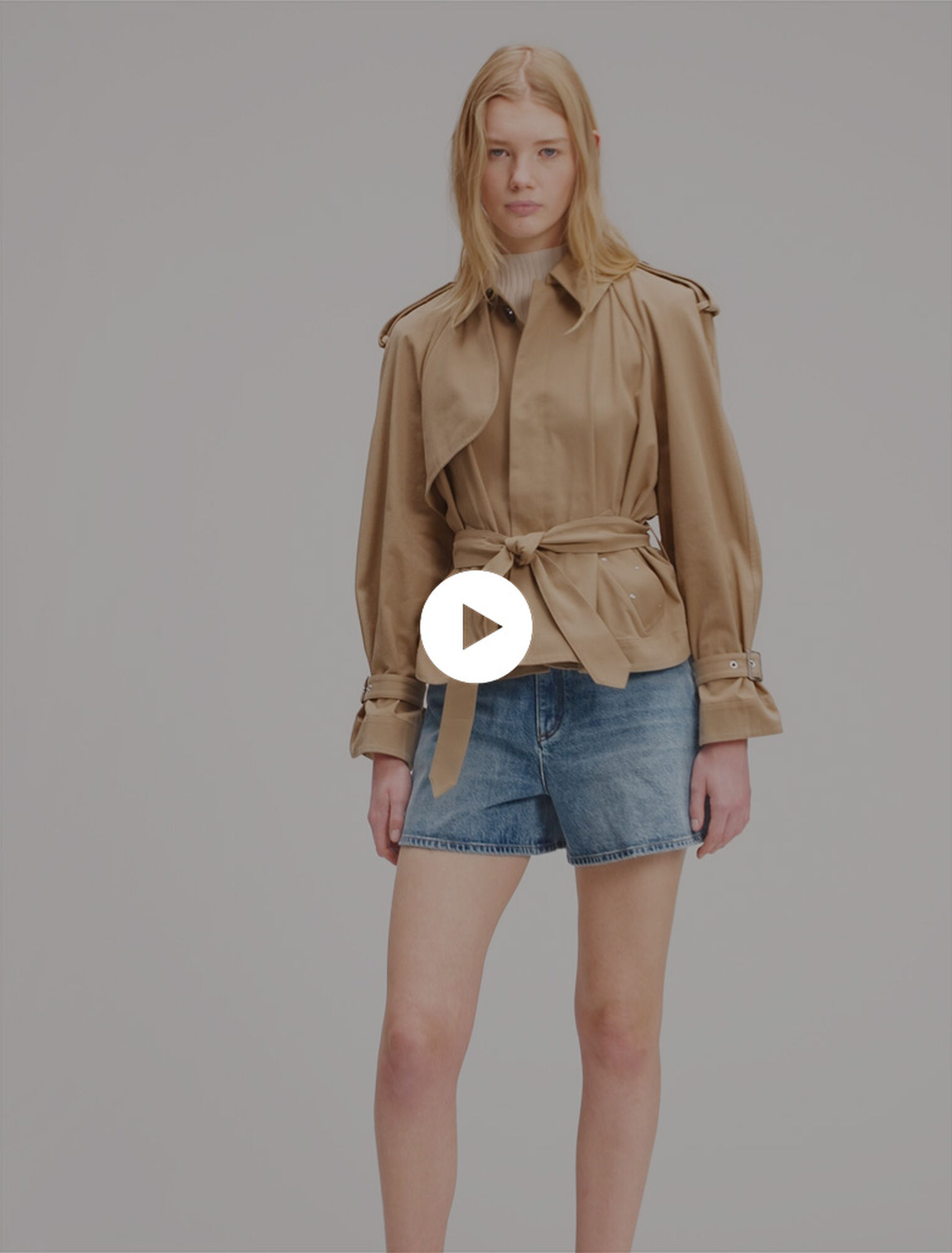 Trench corto borchiato