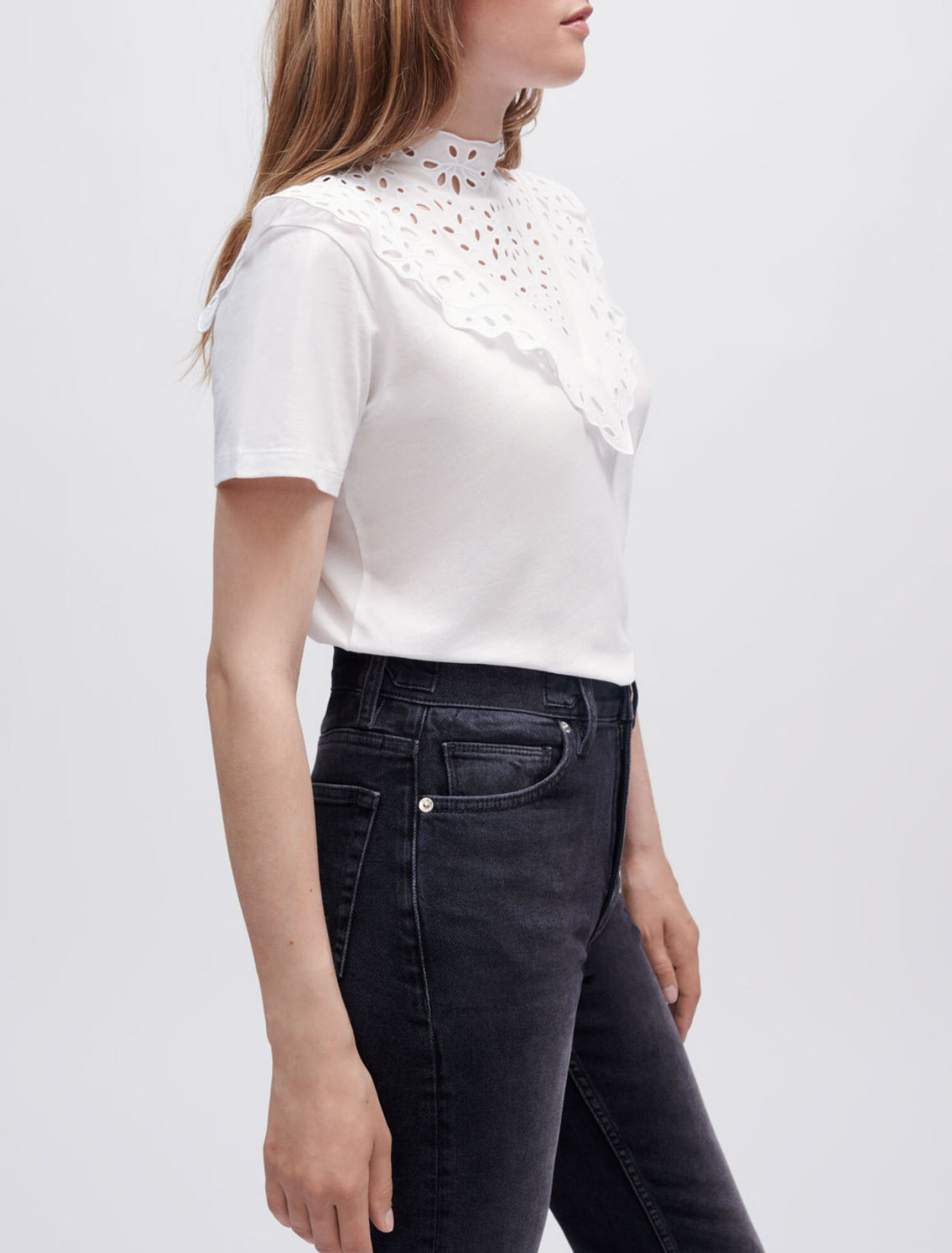 T-shirt con ricamo e volant