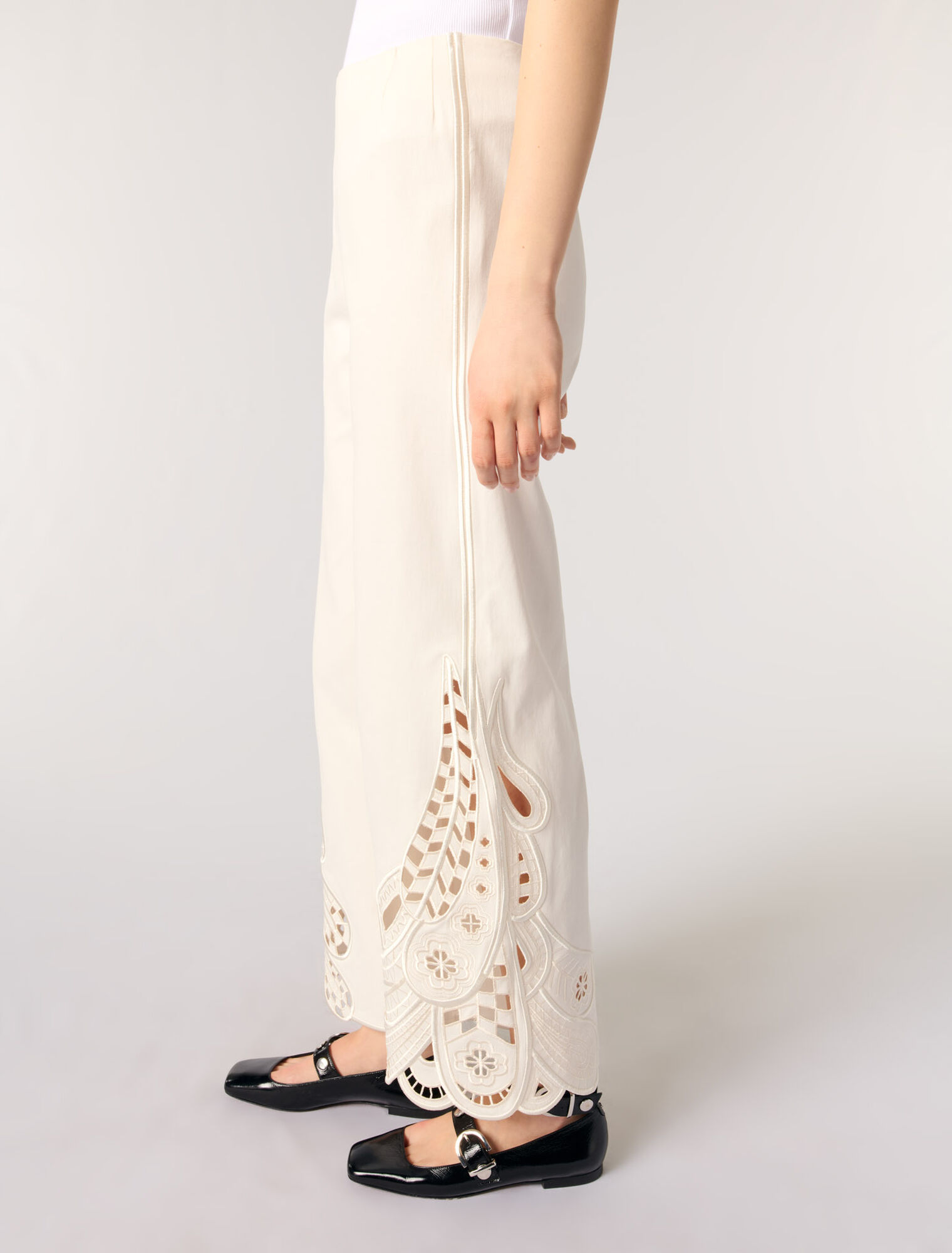 Pantaloni ricamati