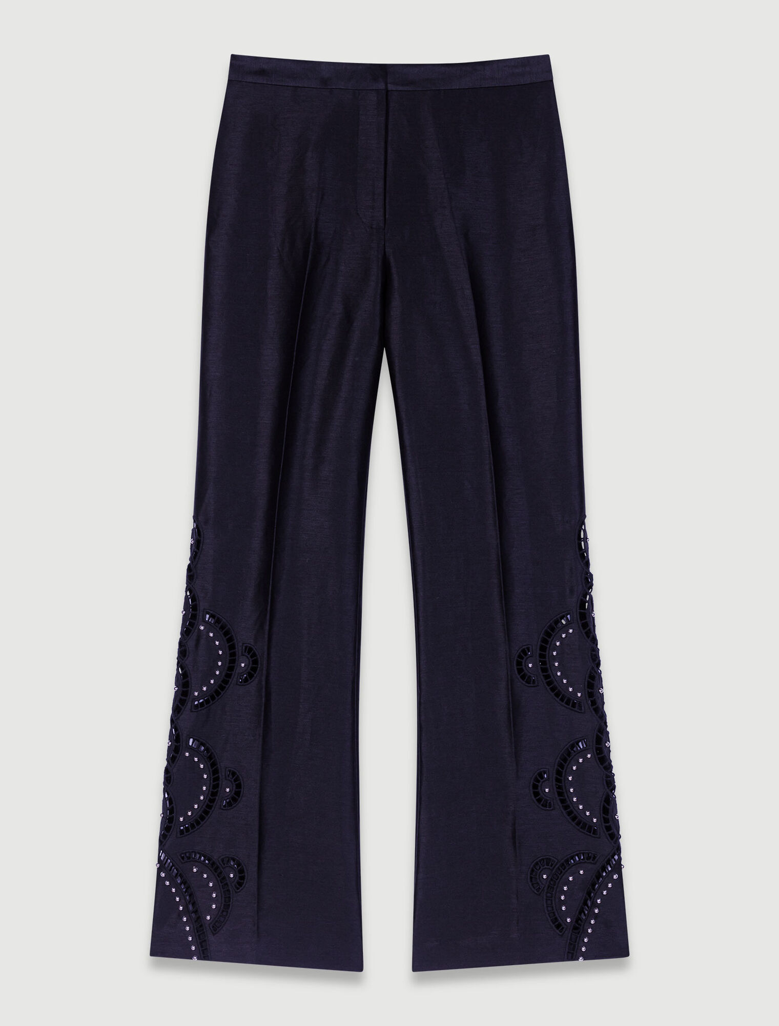 Pantaloni svasati e traforati