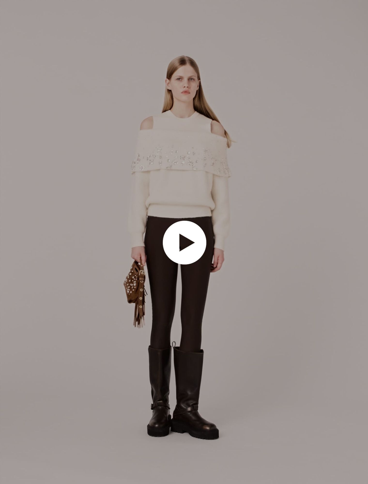 Pullover con spalle scoperte e gioielli