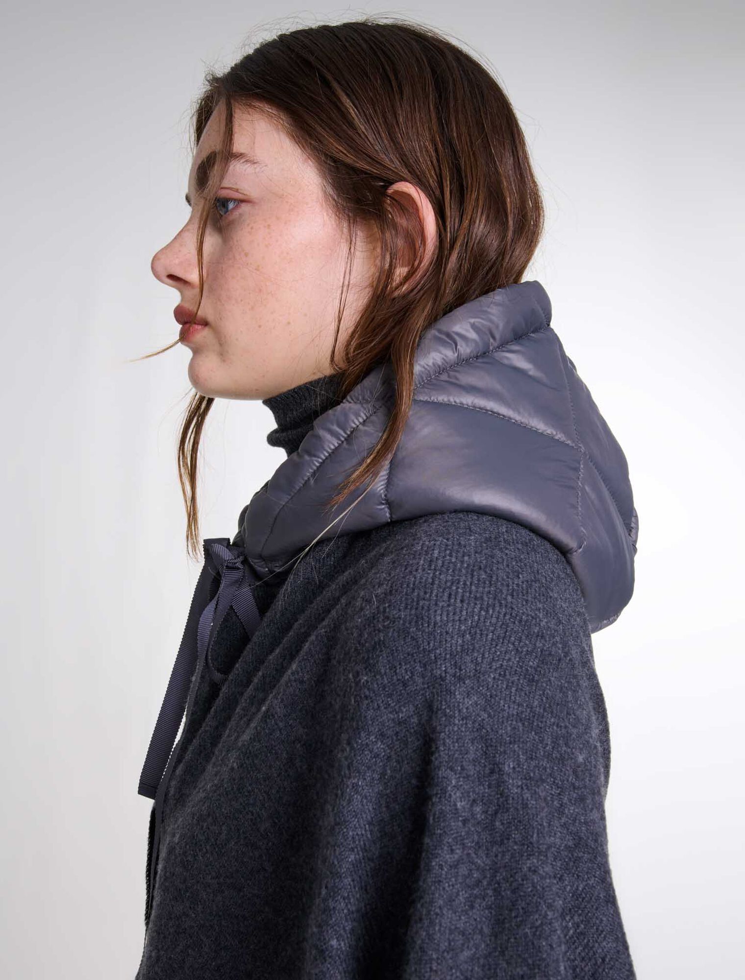 Poncho in lana con cappuccio