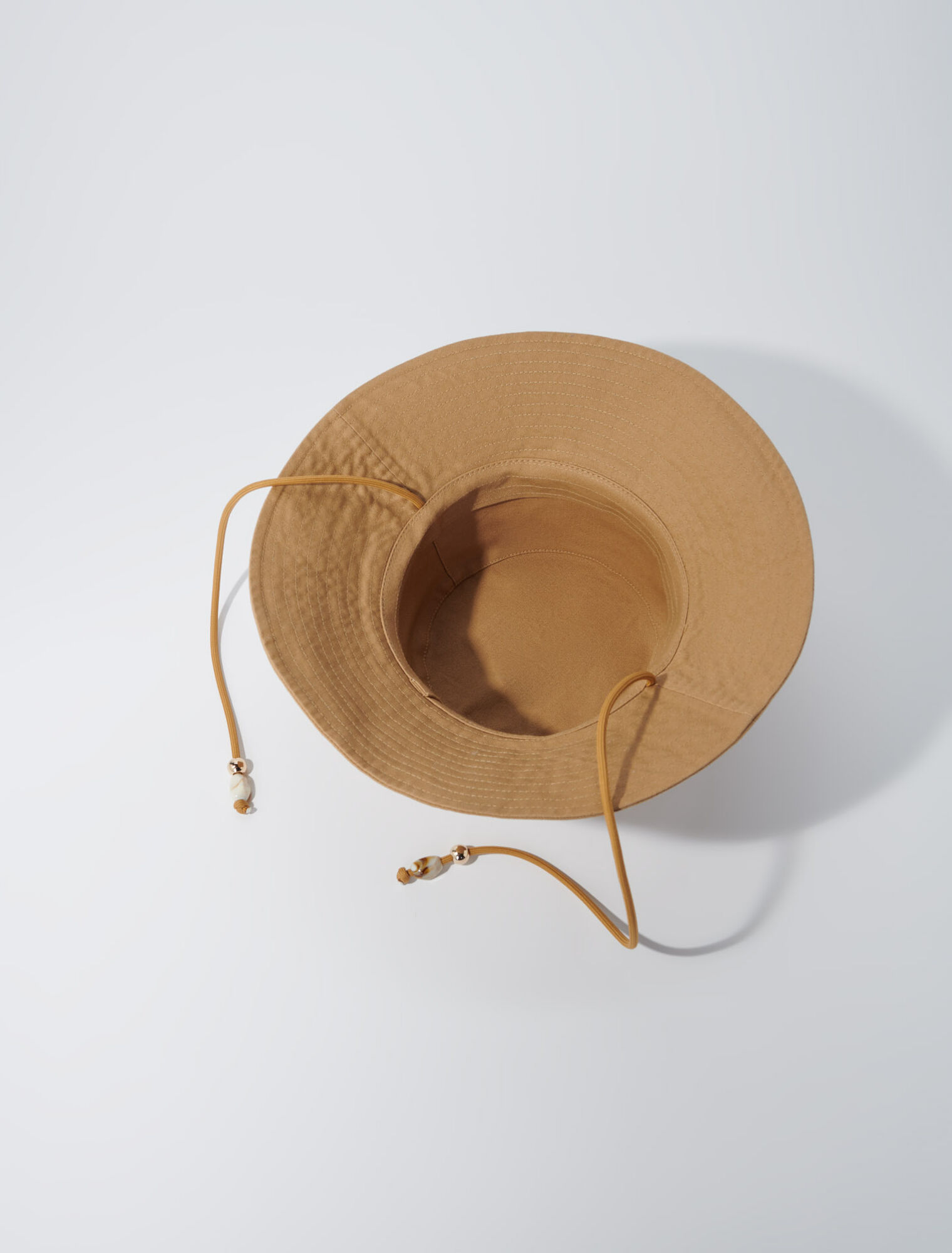 Bucket hat con laccetto e perline