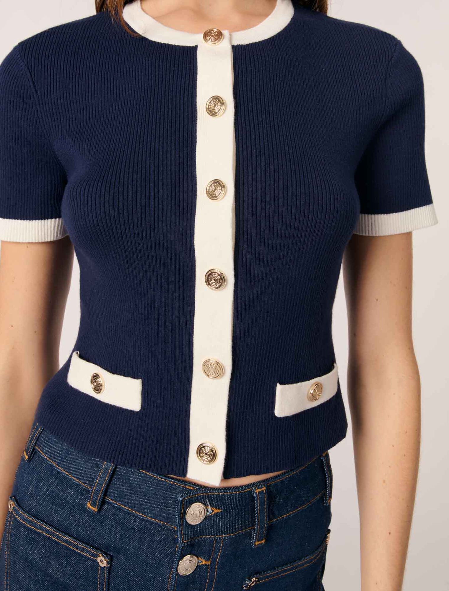 Cardigan corto dettagli a contrasto