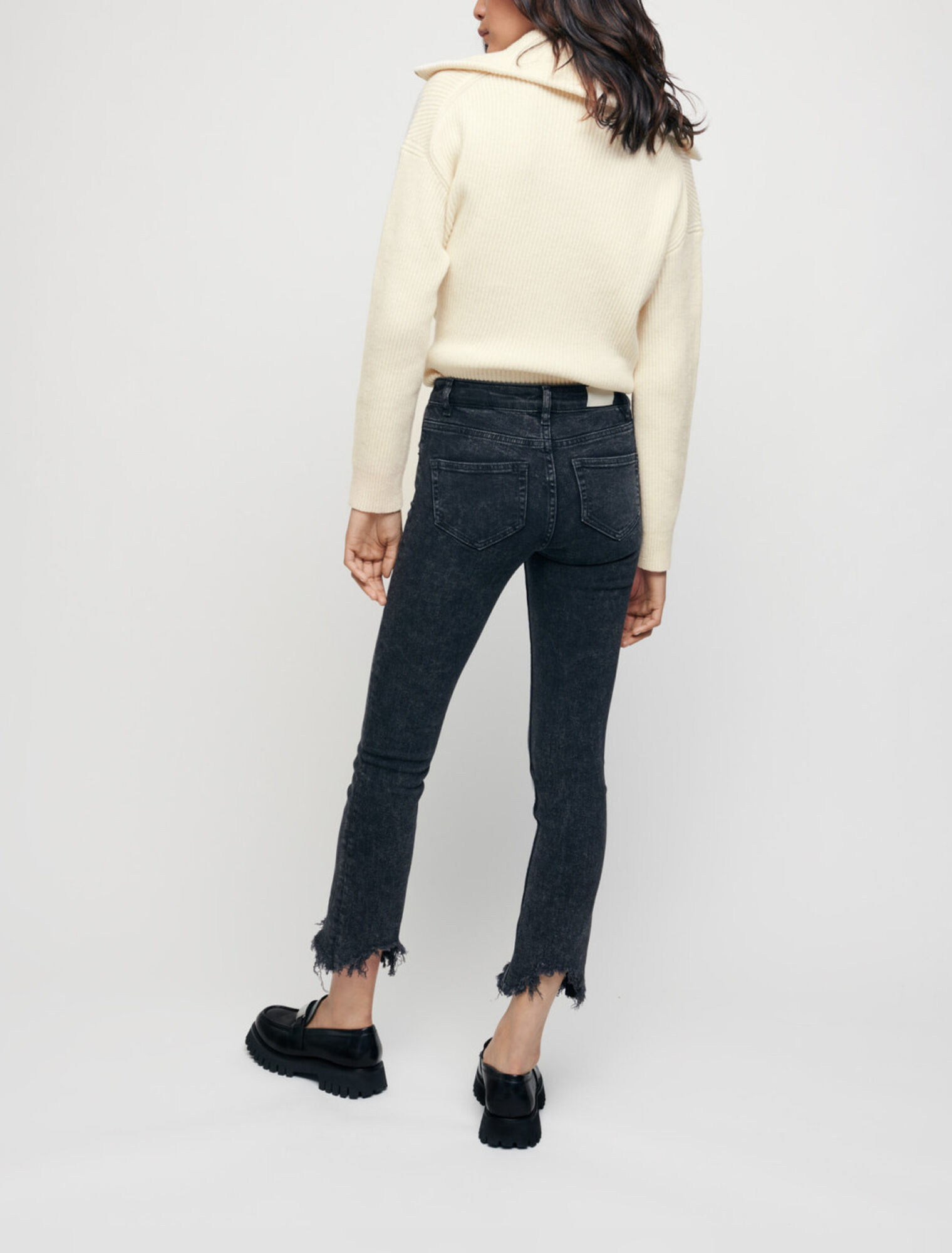Jeans dritti con orli strappati