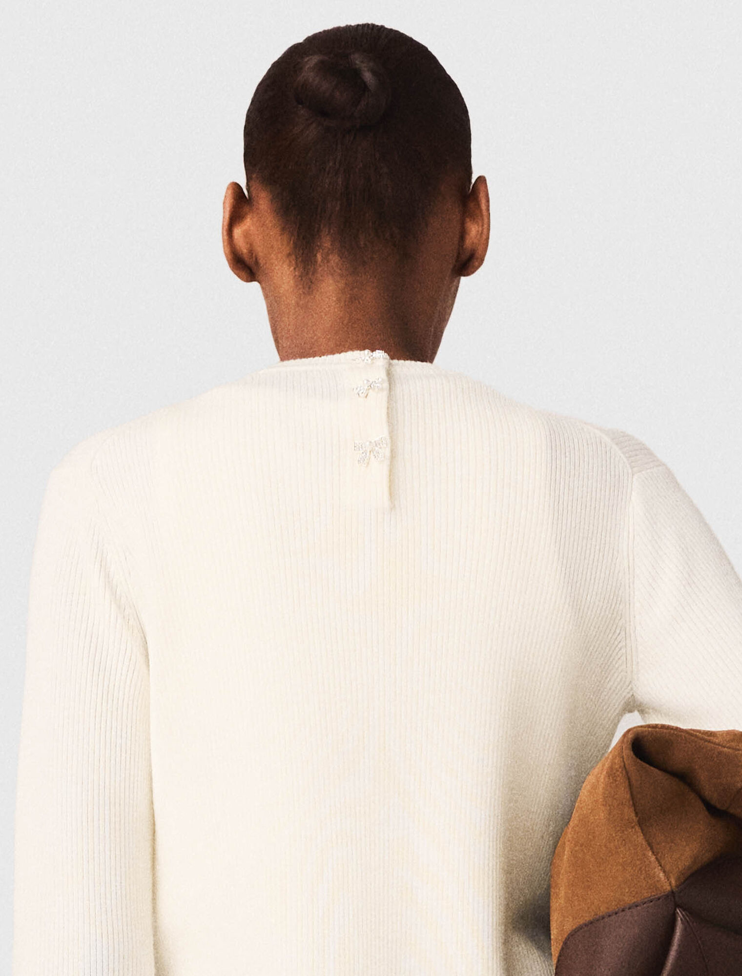 Maglione con bottoni gioiello