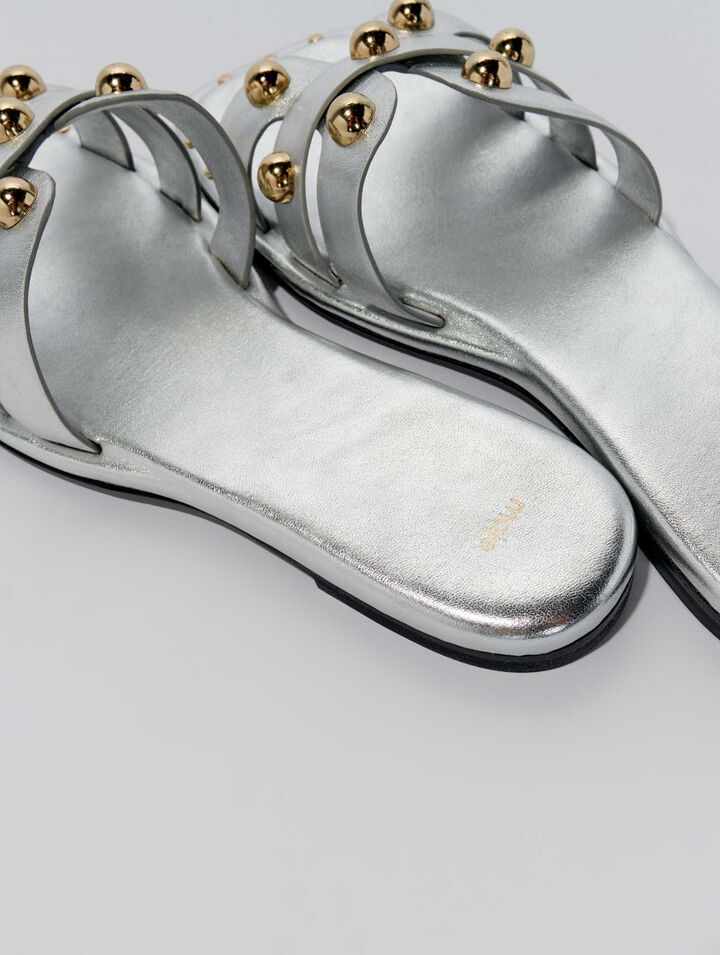 Mules in pelle borchiate