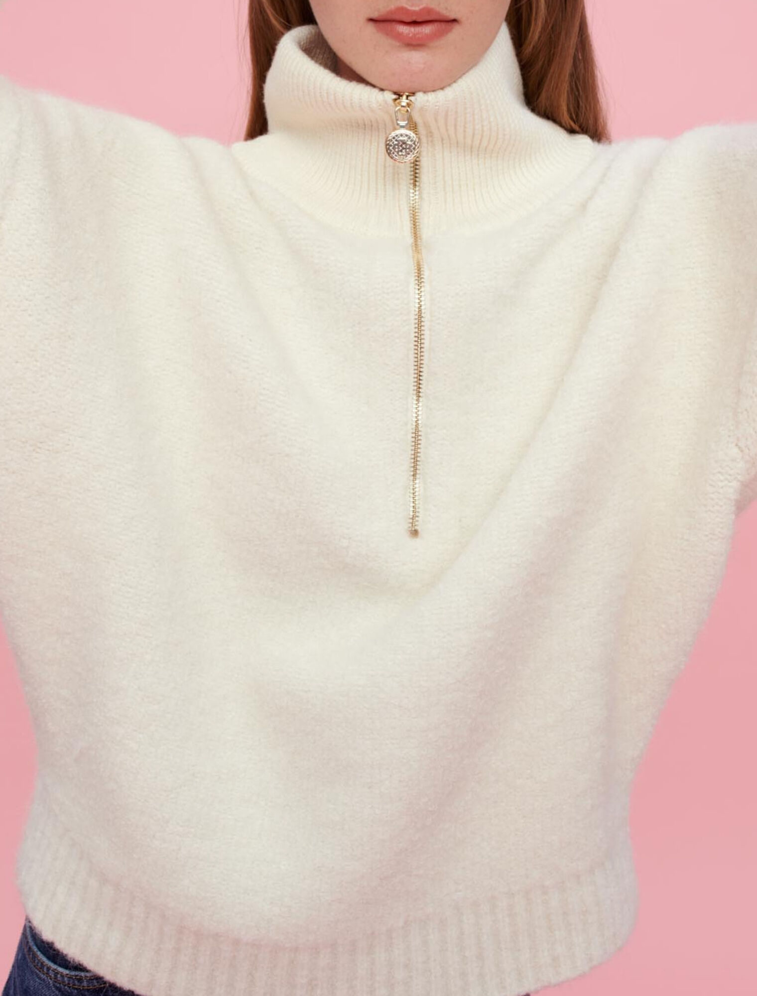 Pullover in bouclé écru a collo alto