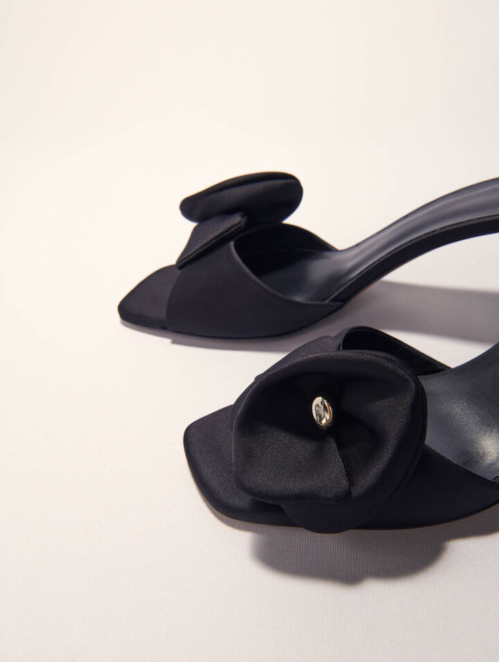 Mules in tessuto con fiore in raso