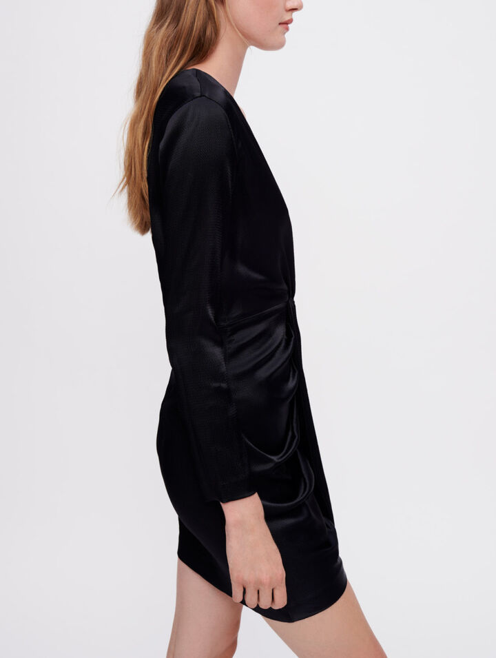 Abito in raso annodato sul davanti