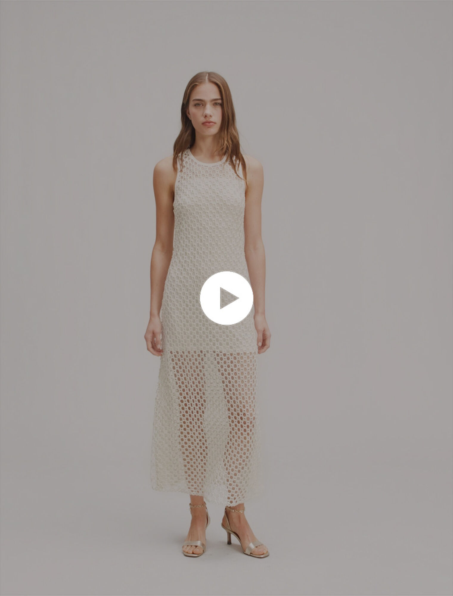 Abito lungo in crochet con perline