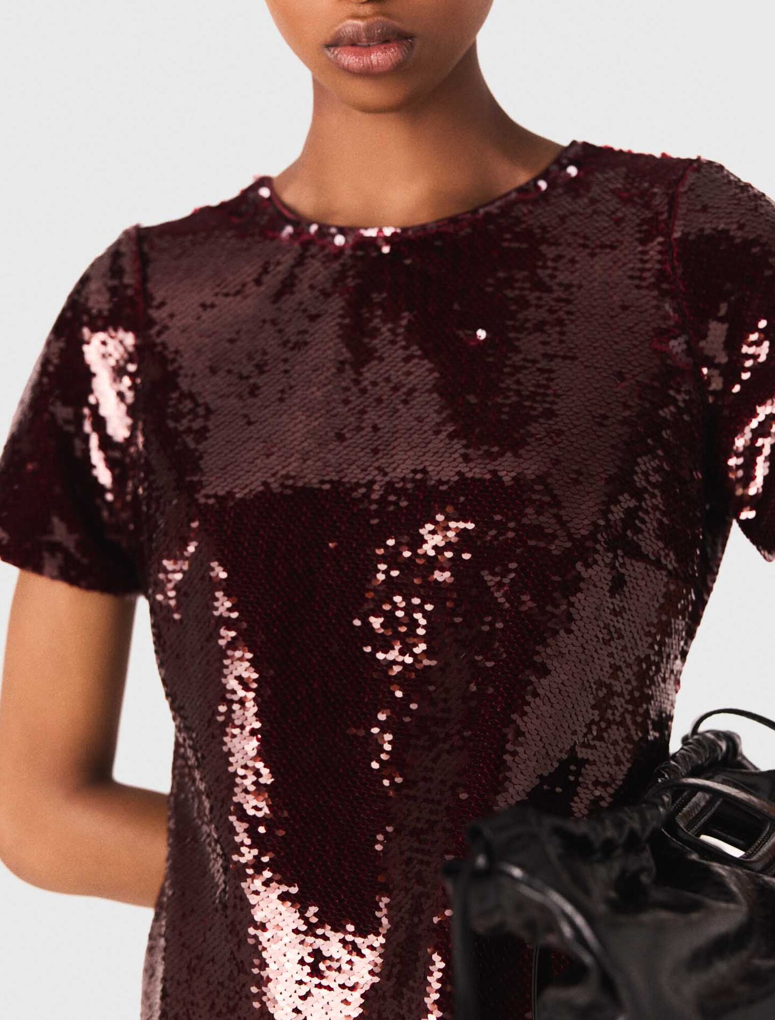 Abito corto ricamato con paillettes