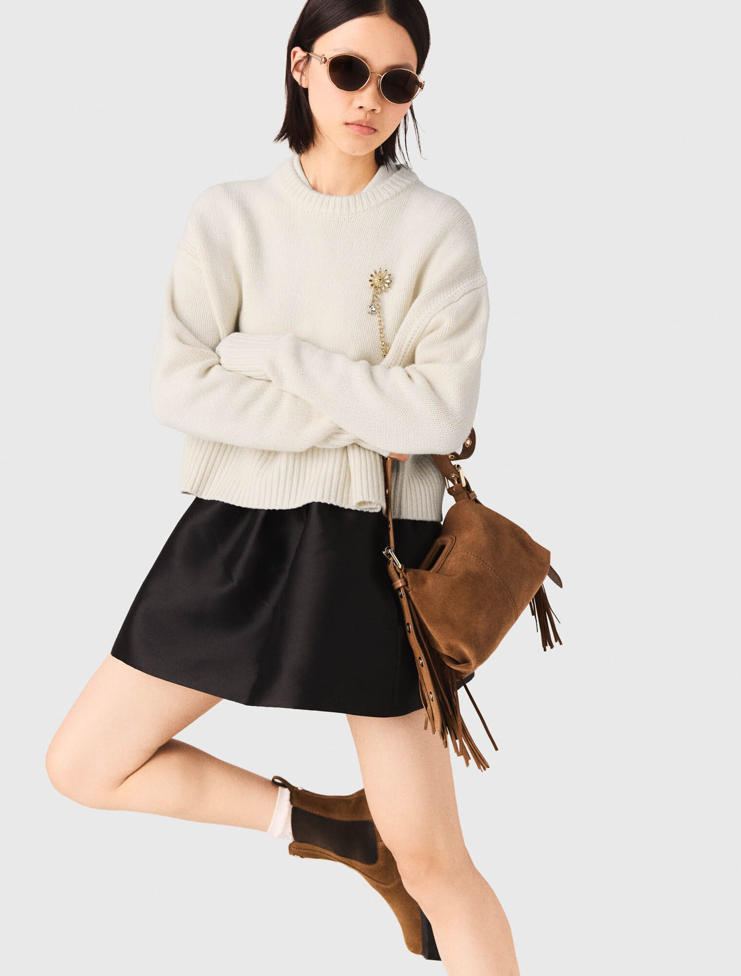 Pullover con spilla floreale