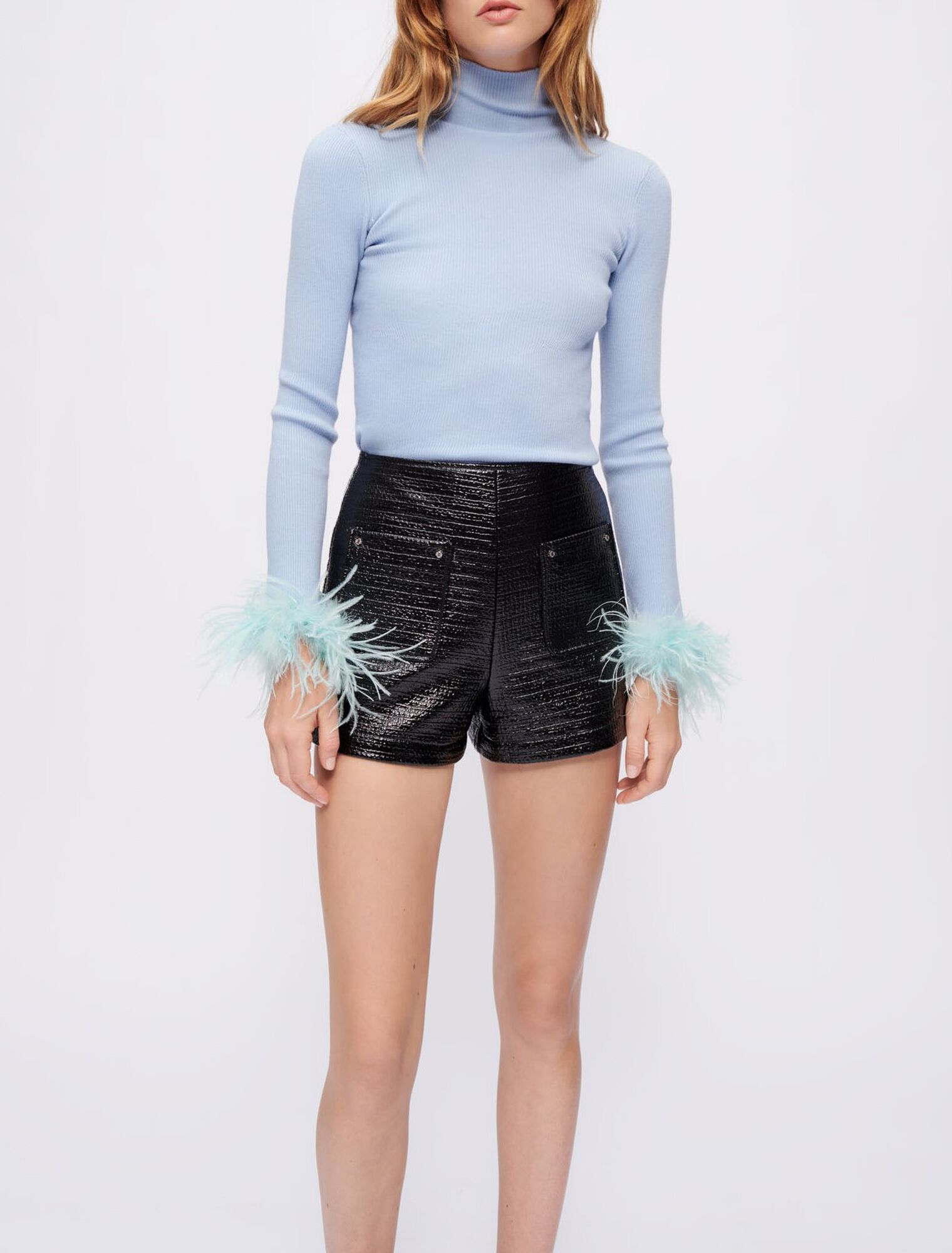 Pullover collo alto con piume ai polsini