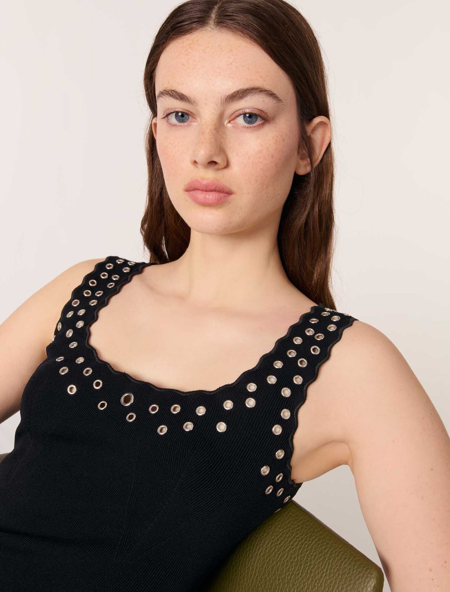 Abito corto in maglia con occhielli