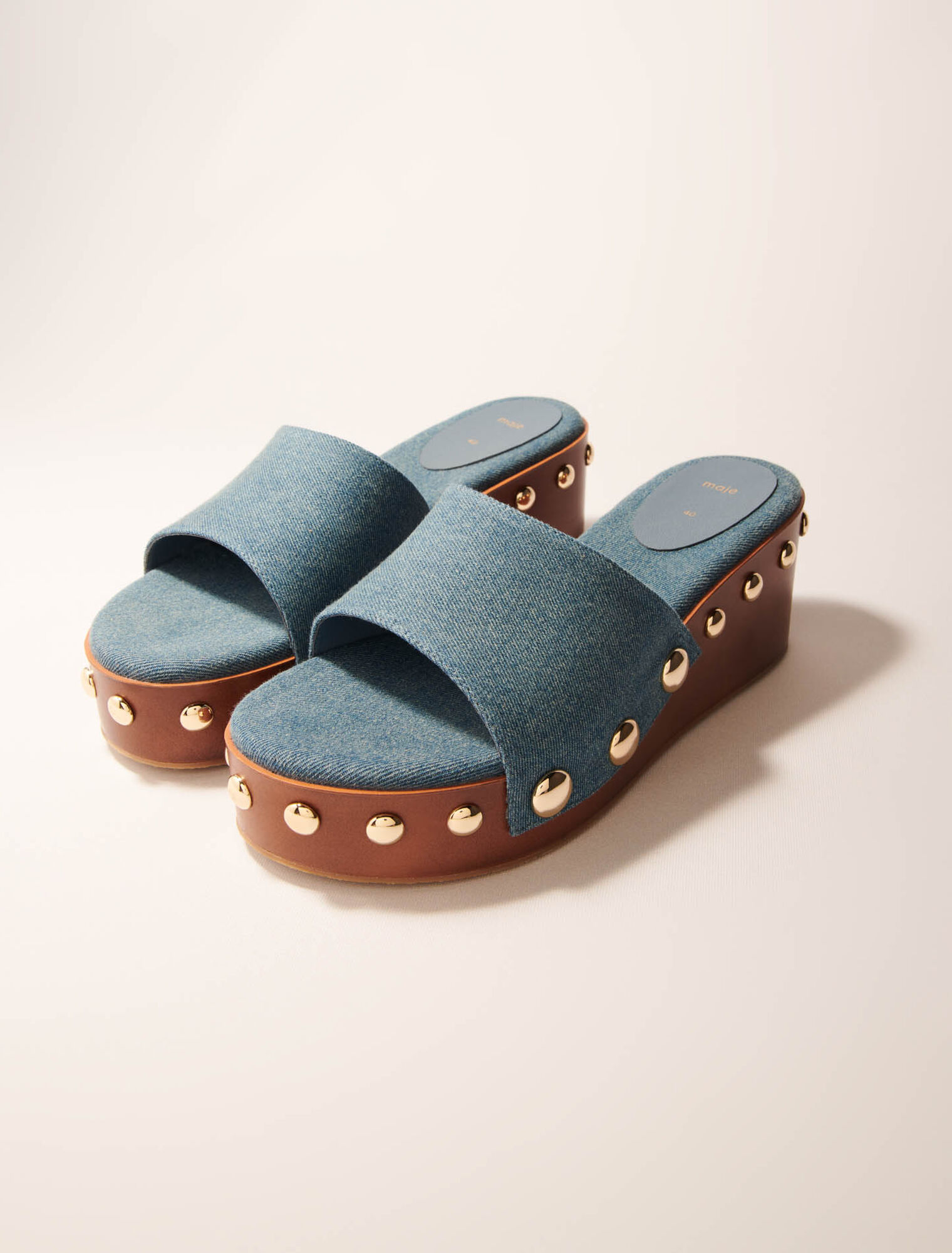 Mules con zeppa in denim e borchie