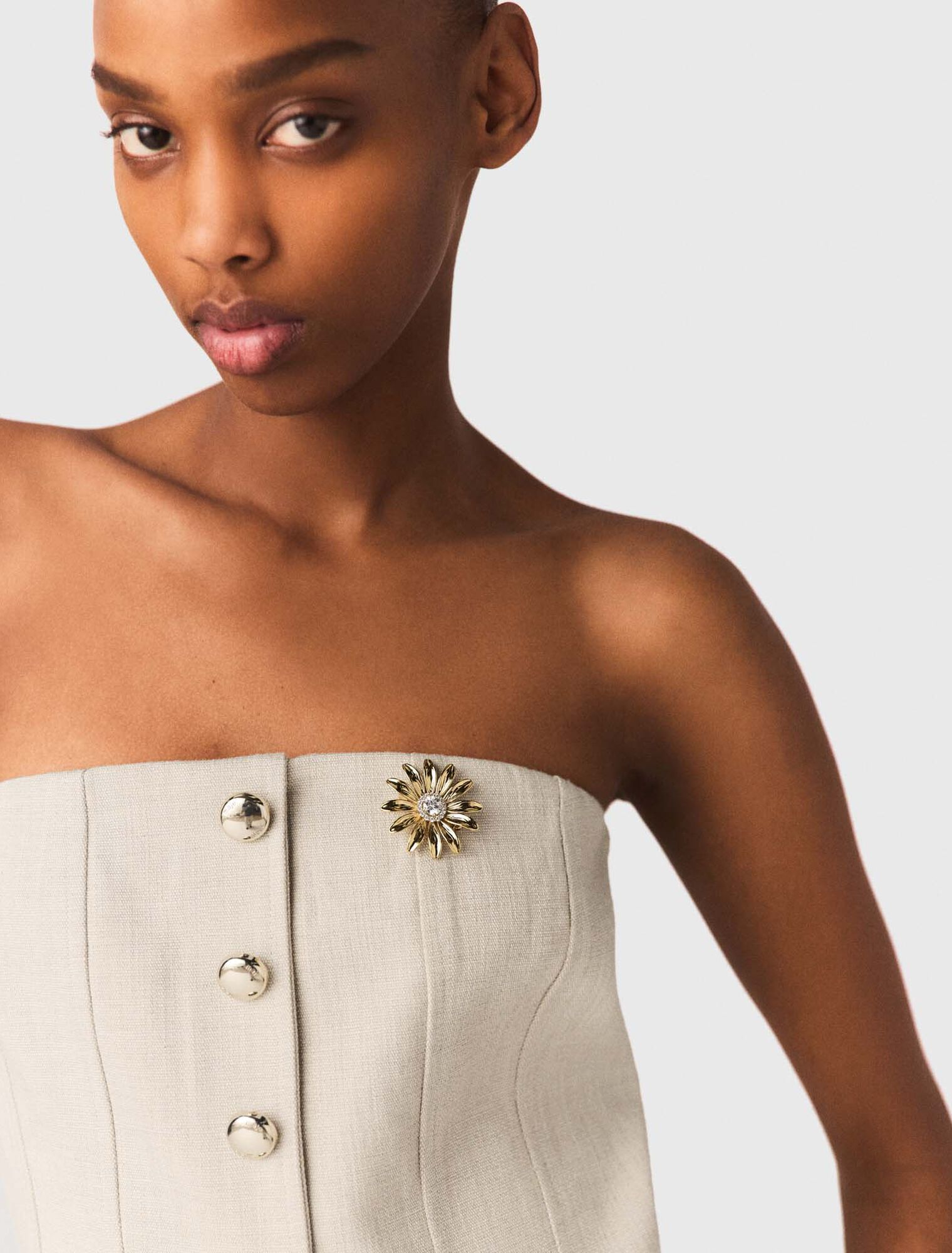 Spilla a fiori dorata con strass