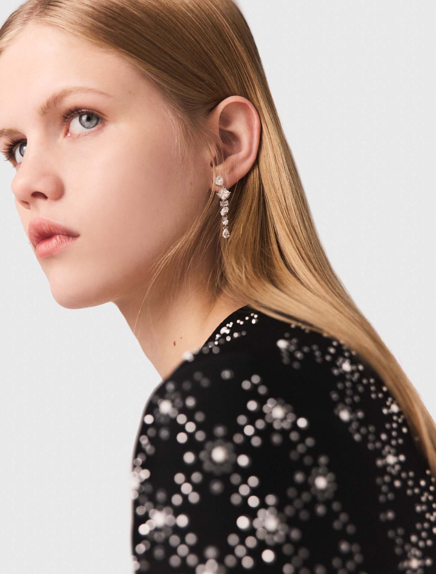 Abito lungo con perle e strass