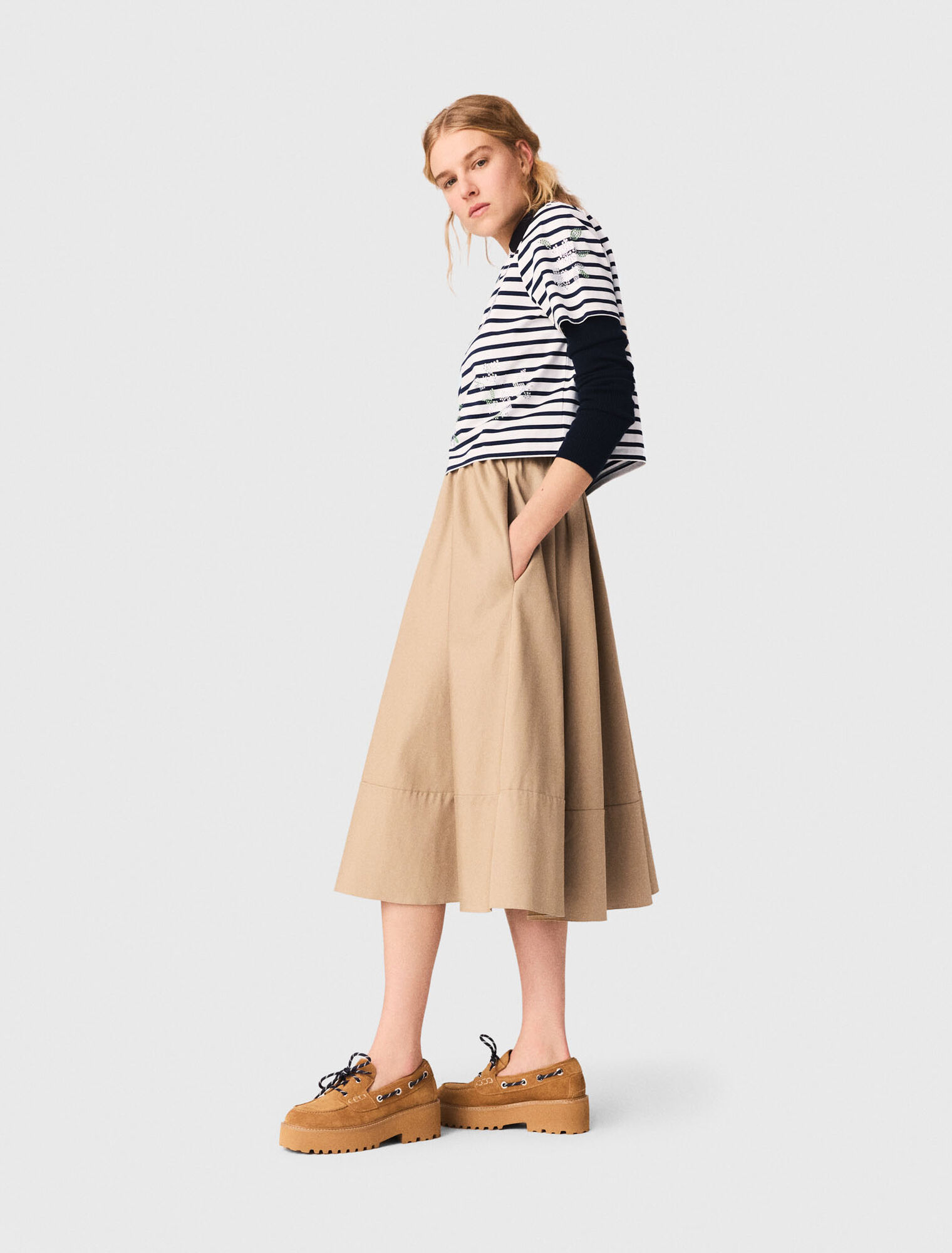 T-shirt a righe e fiori con strass