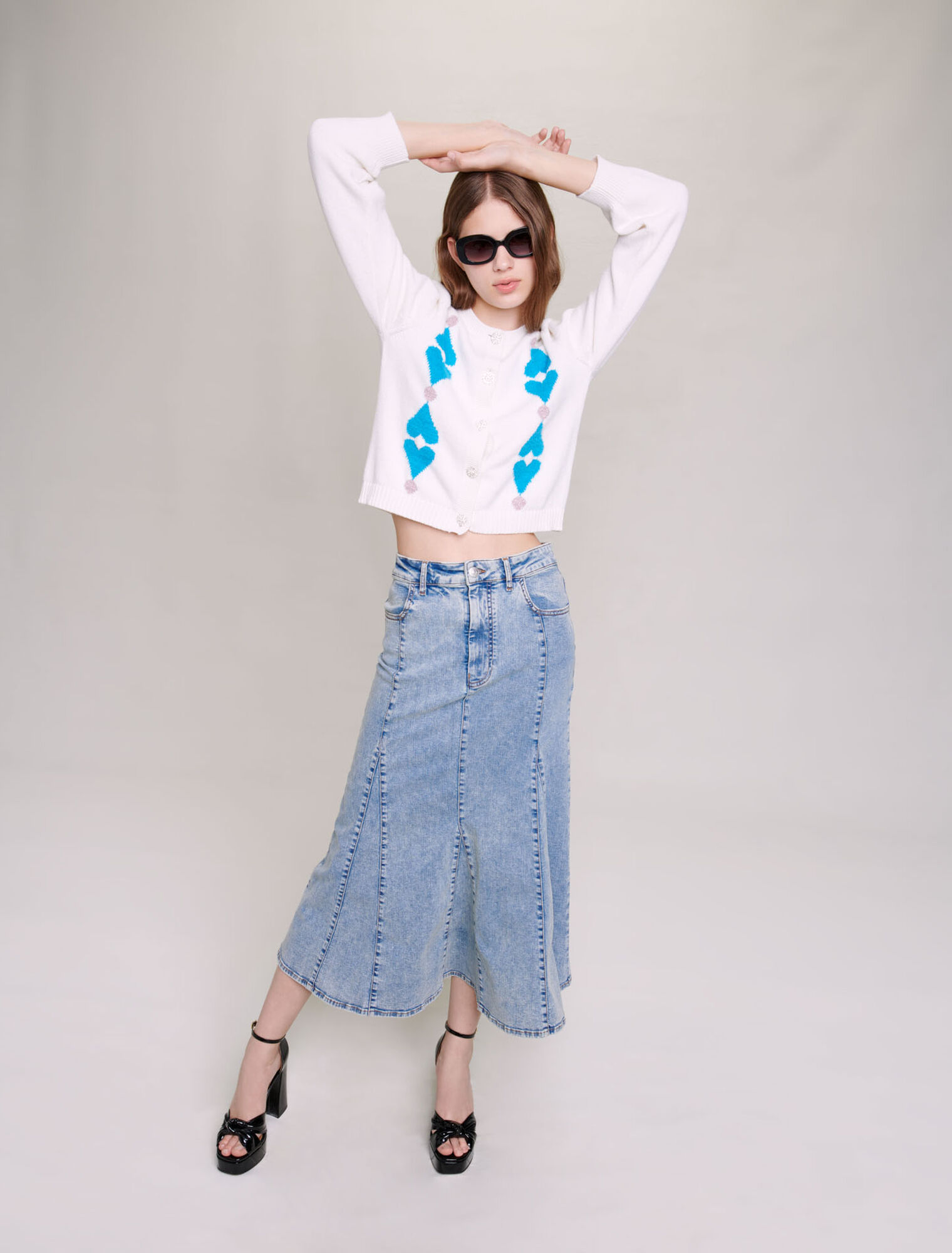 Cardigan corto con cuori e strass