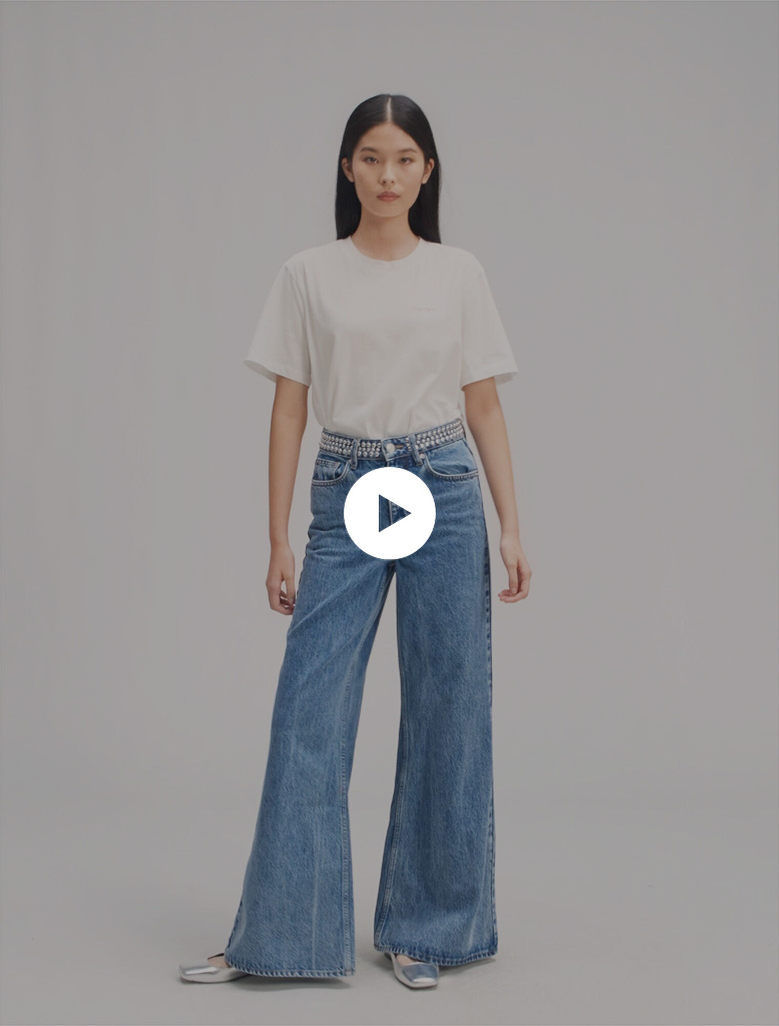 Jeans flare con vita borchiata