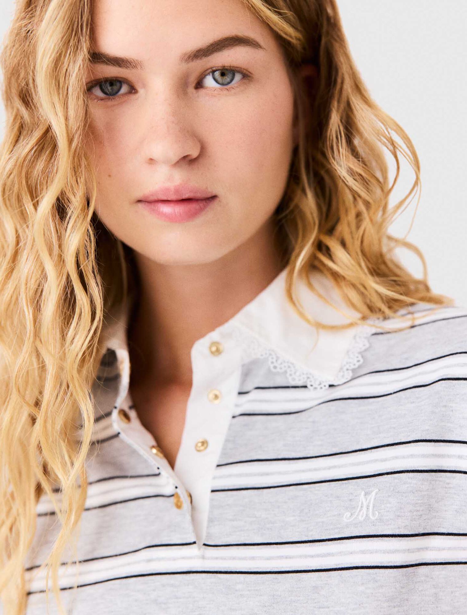 T-shirt con collo a polo ricamato