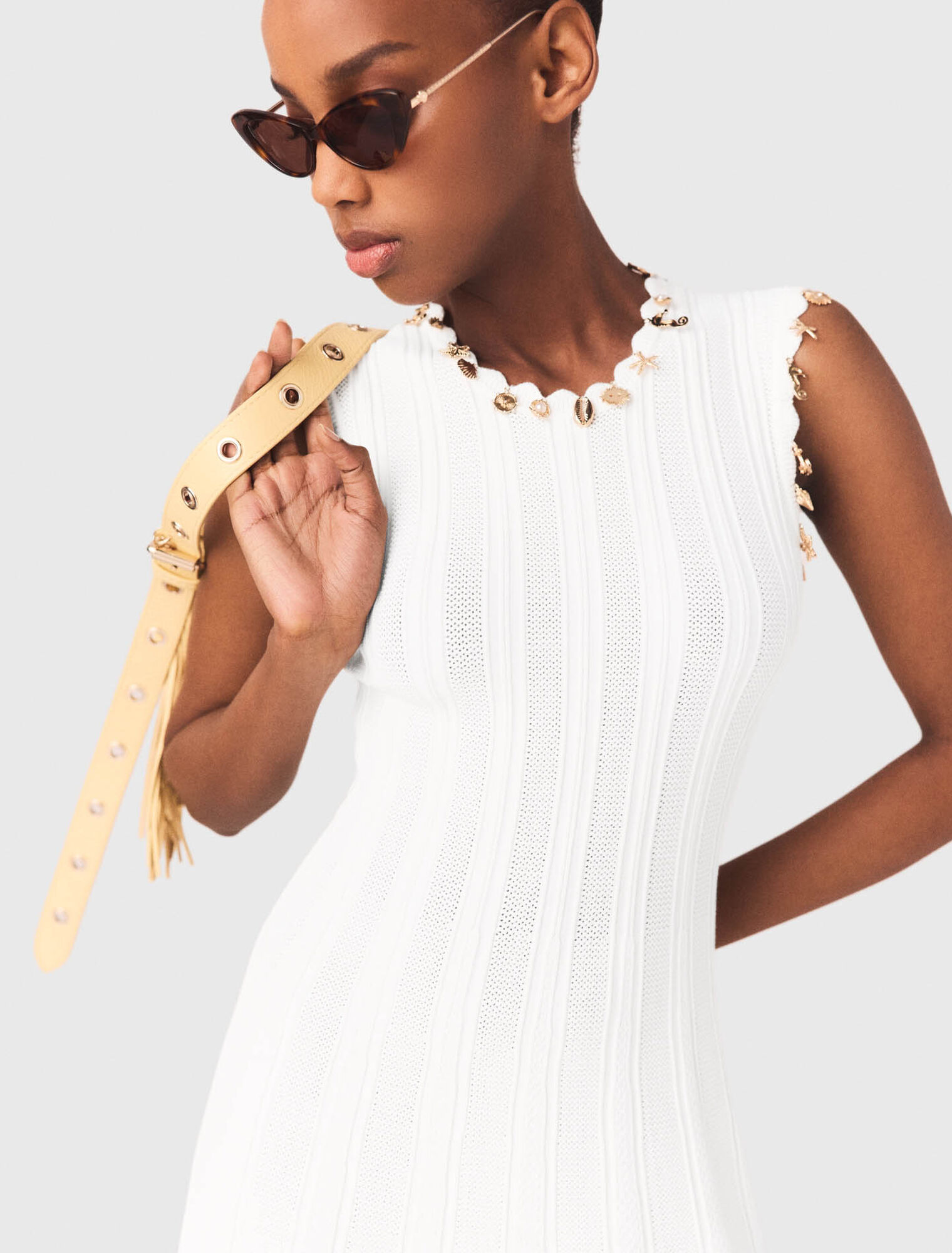 Abito in maglia con gioielli dorati