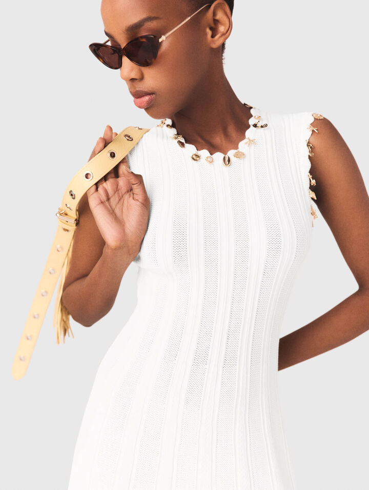 Abito in maglia con gioielli dorati