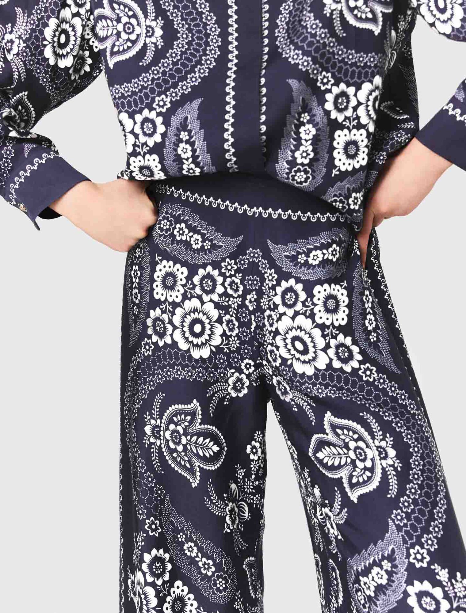 Pantaloni fluidi con stampa