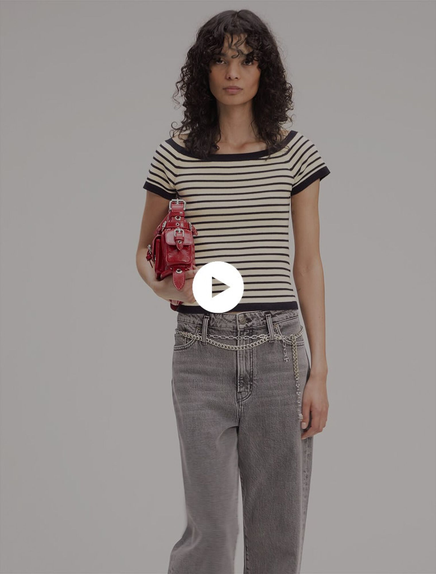 Jeans larghi e cintura a maglie