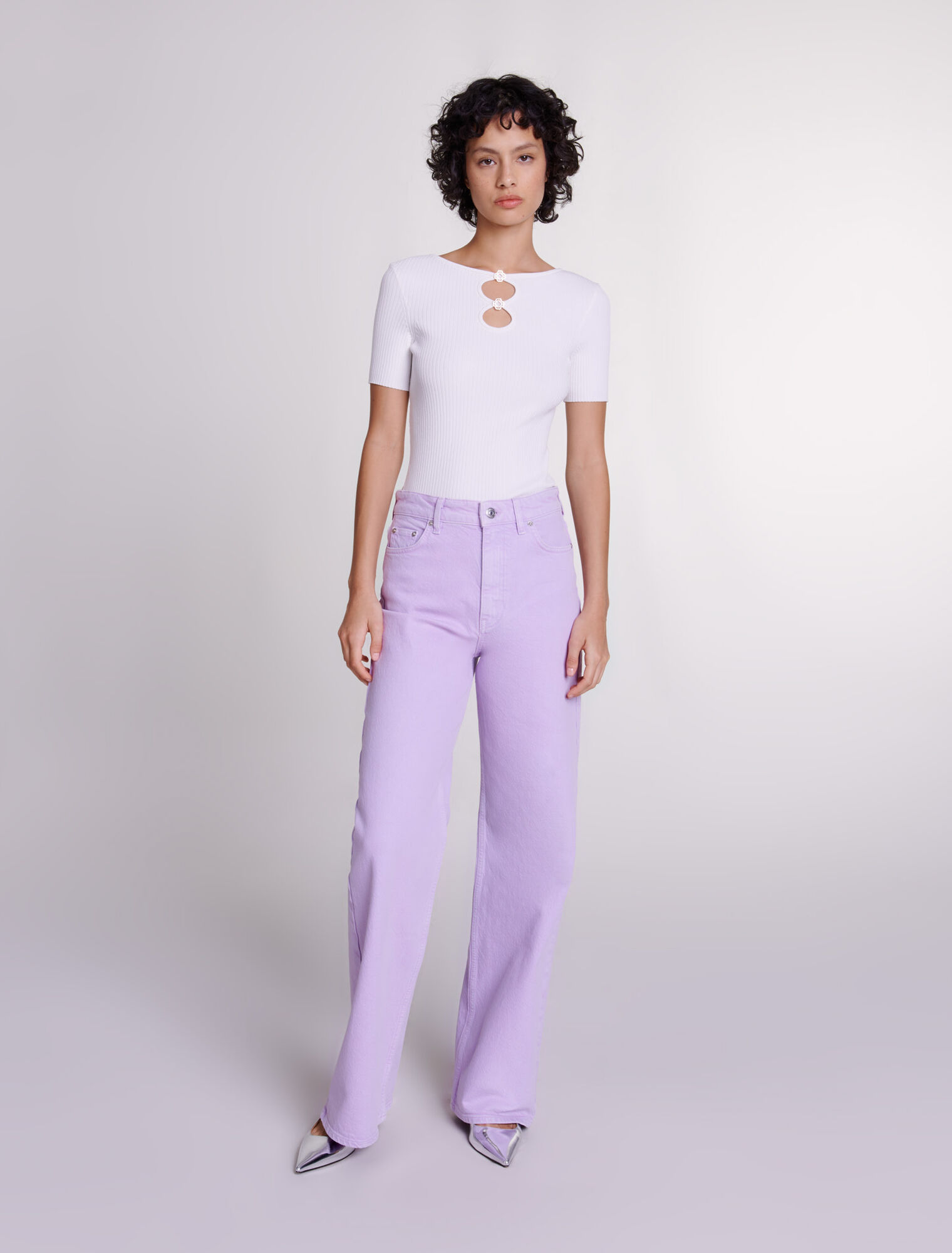 Top in maglia traforata e gioielli