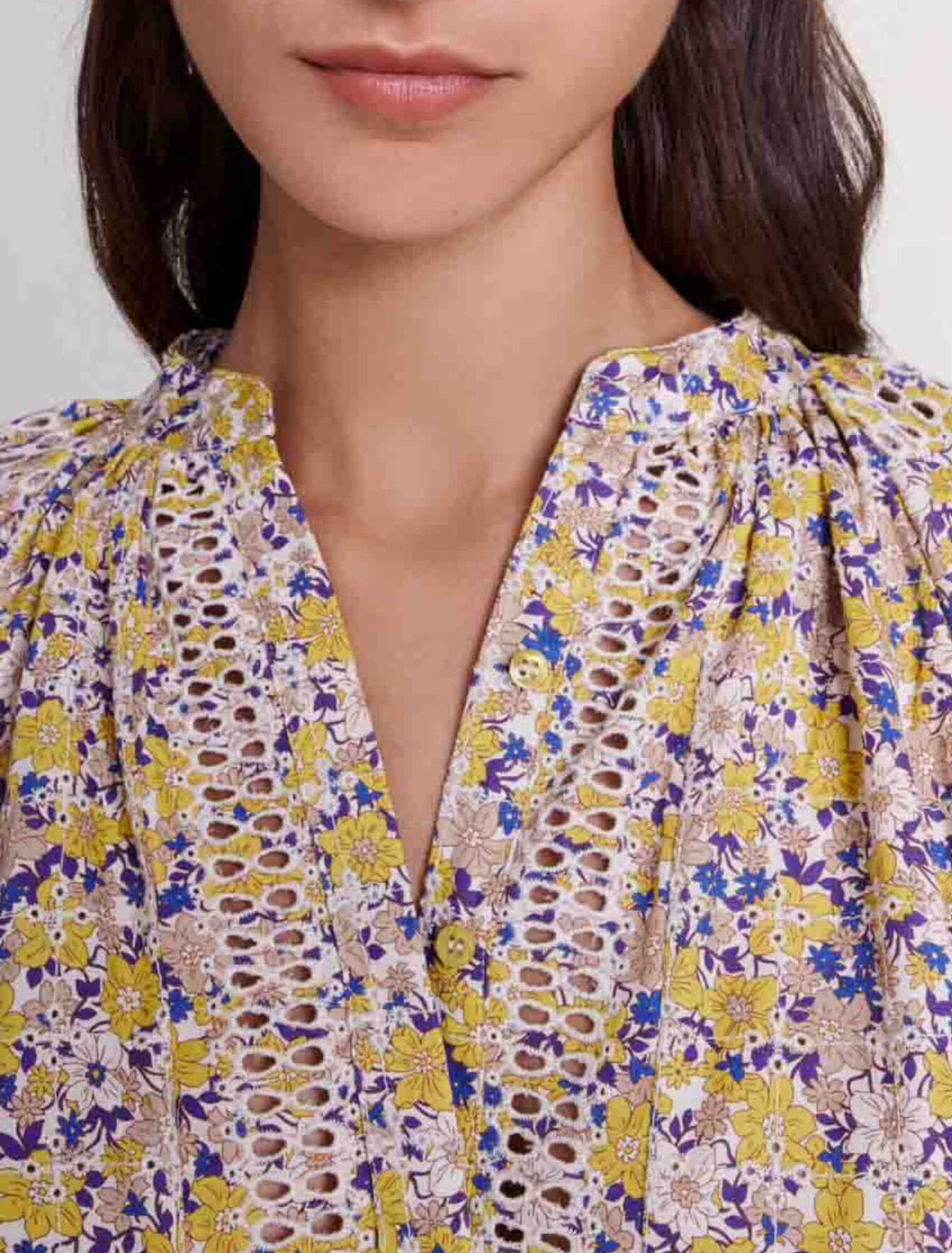 Blusa stampata e ricamata