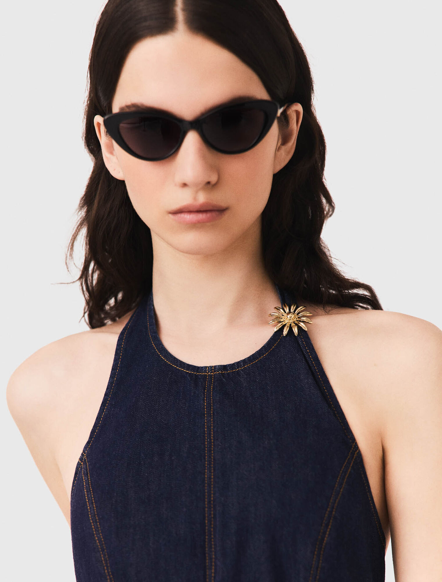 Abito corto in denim con spilla