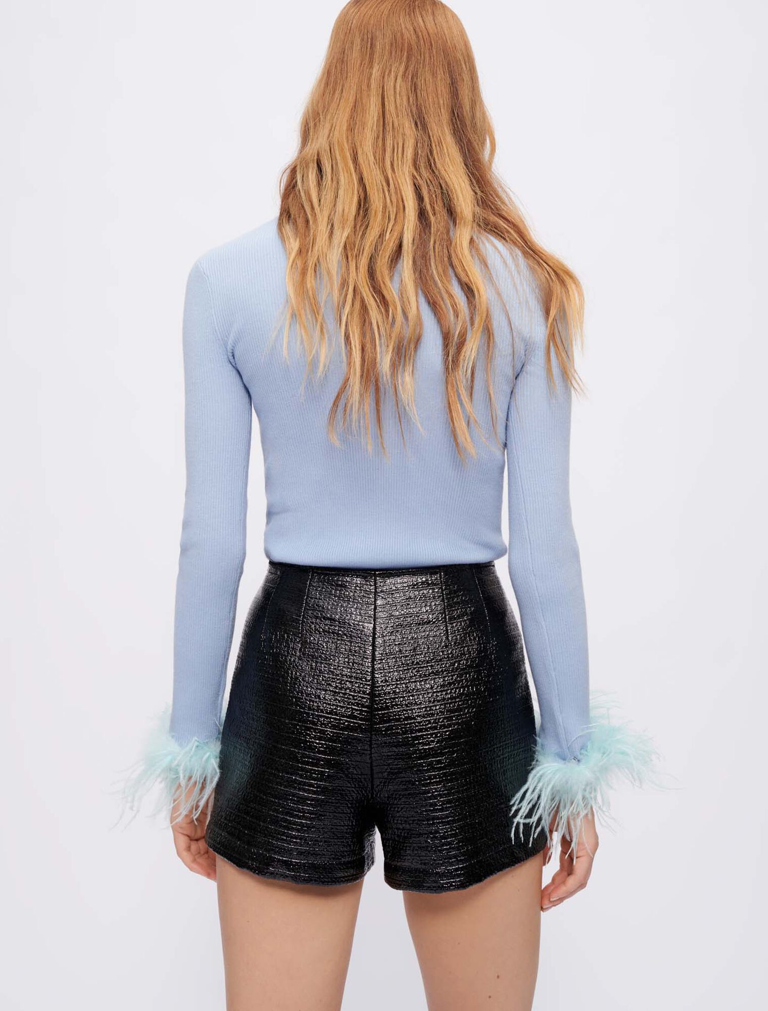 Pullover collo alto con piume ai polsini