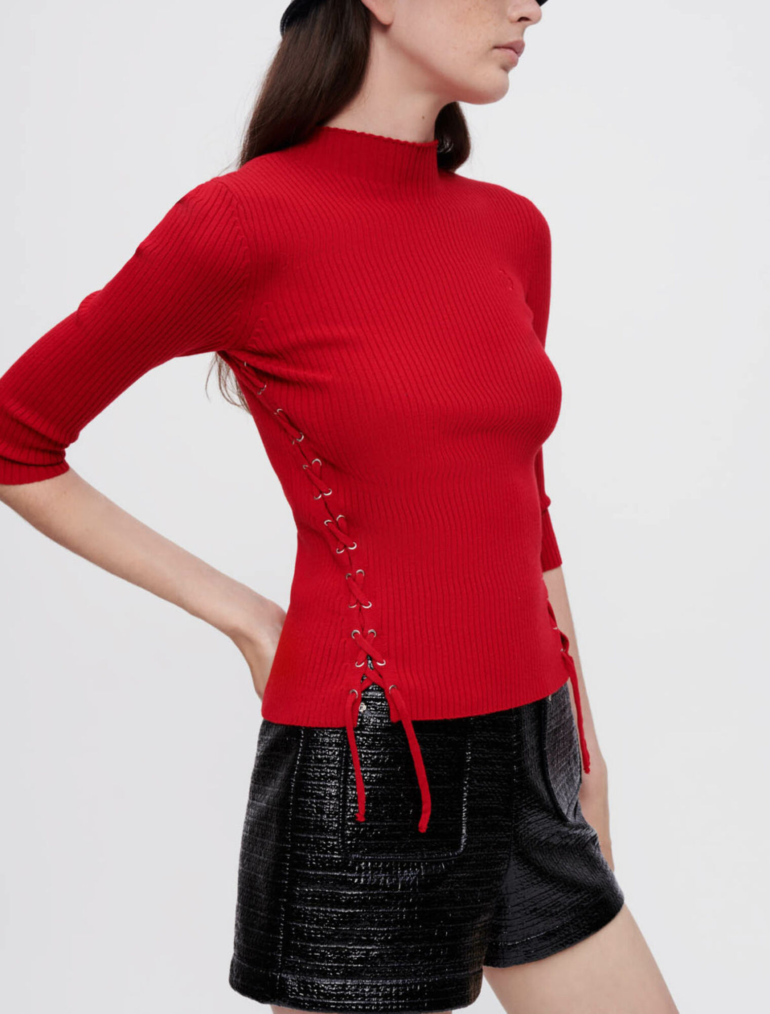 Maglia aderente con occhielli argentati