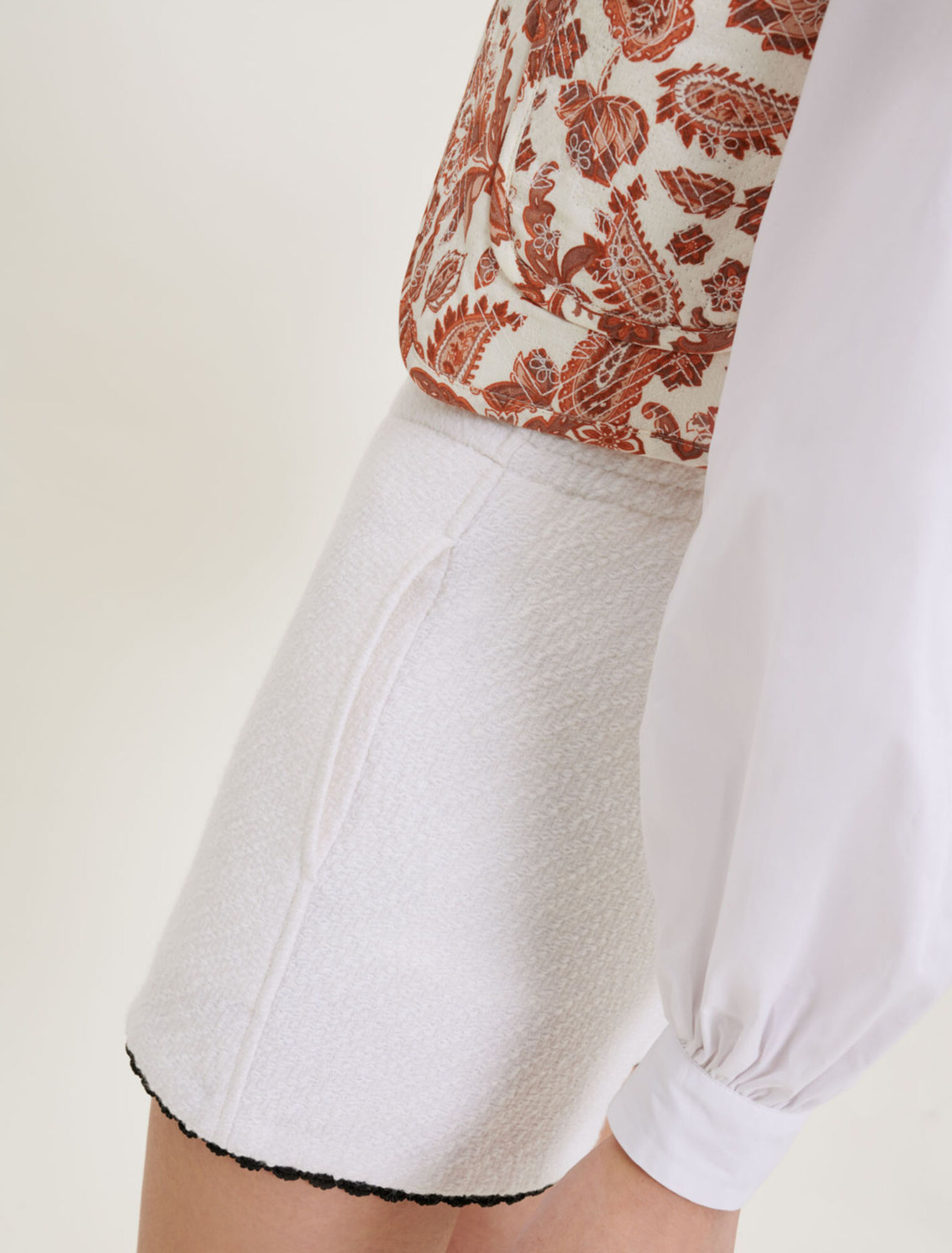 Pantaloncini in tweed a contrasto